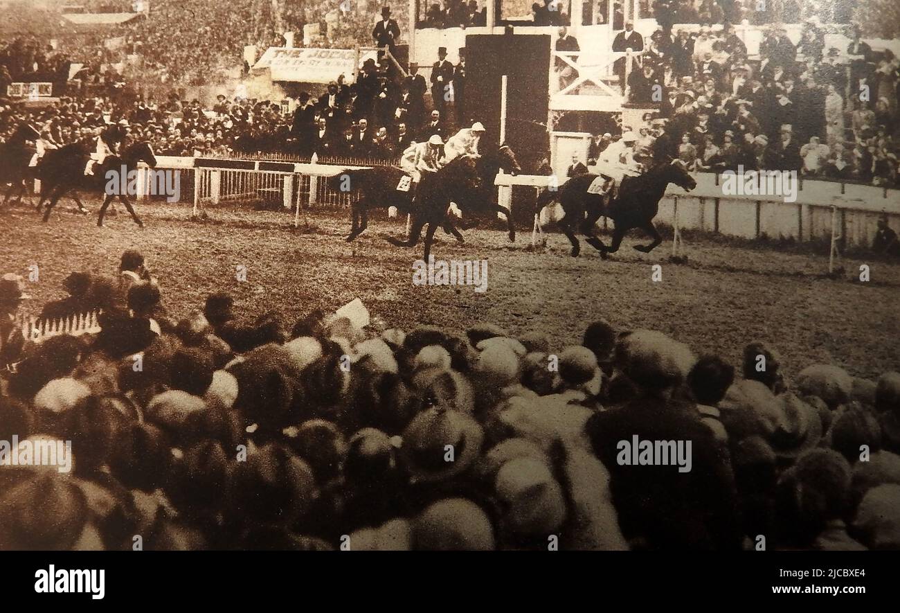 Ein altes Medienfoto, auf dem „Cameronian“ beim Epsom Derby 1931 in Richtung der Siegerlinie toben zeigt. Thomas Robert 'Tommy' Dewar, 1. Baron Dewar ( 1864 – 1930) war ein schottischer Whisky-Destiller, der begann, Pferde zu züchten und zu Rennen, darunter 'Challenger' und 'Cameronian', die auch das Guineas-Rennen von 2000 gewannen. Stockfoto