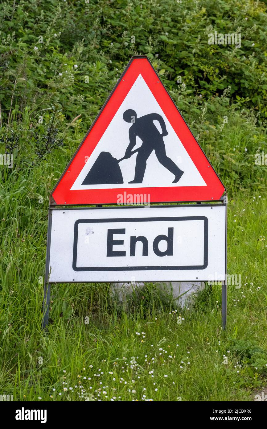 Schild "Ende der Baustelle", an einem Grasstreifen Stockfoto