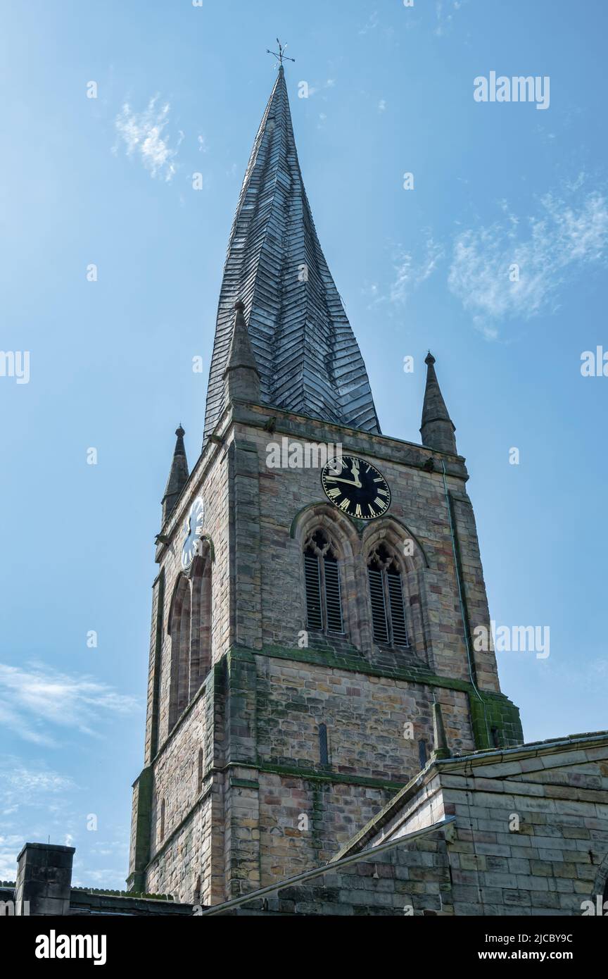 Chesterfield, Großbritannien, 14. Mai 2022: St Mary and All Saints Church mit dem schiefen Turm in Chesterfield England Stockfoto