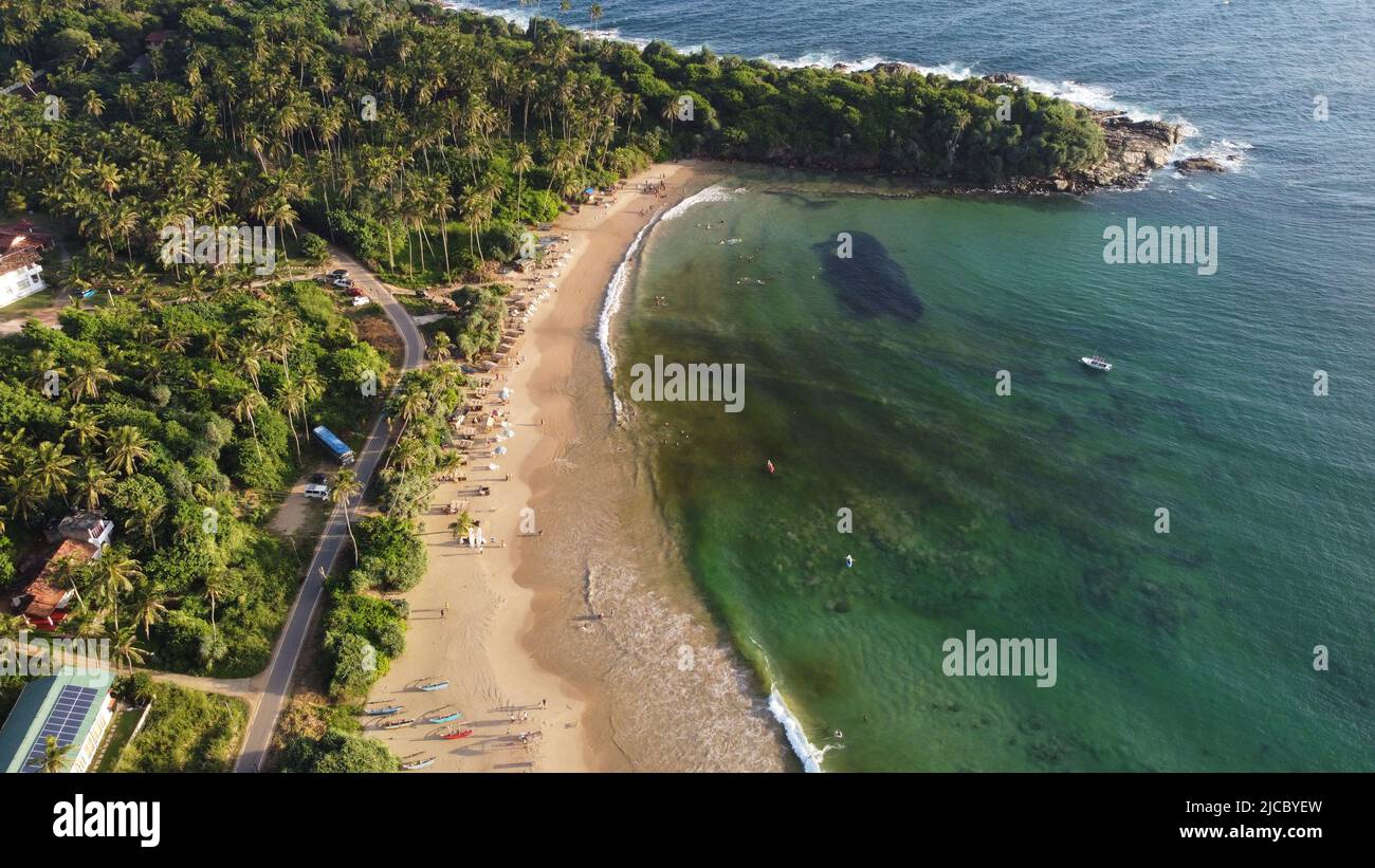 Luftaufnahme eines smaragdgrünen Meeres und großer schäumender Wellen. Dikwella Strand. Stockfoto