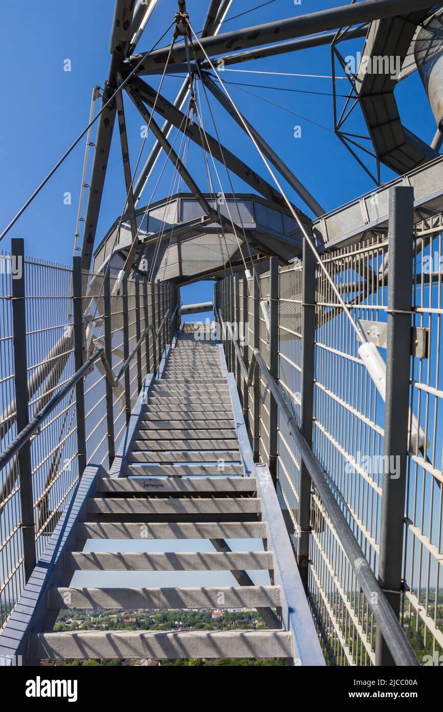 Treppen hinauf zu den Aussichtsplattform des Tetraeders in Bottrop, Deutschland Stockfoto