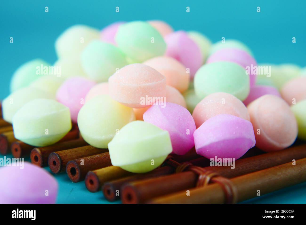 Bunte Naphthalin Ball auf hellgrünem Hintergrund. Stockfoto
