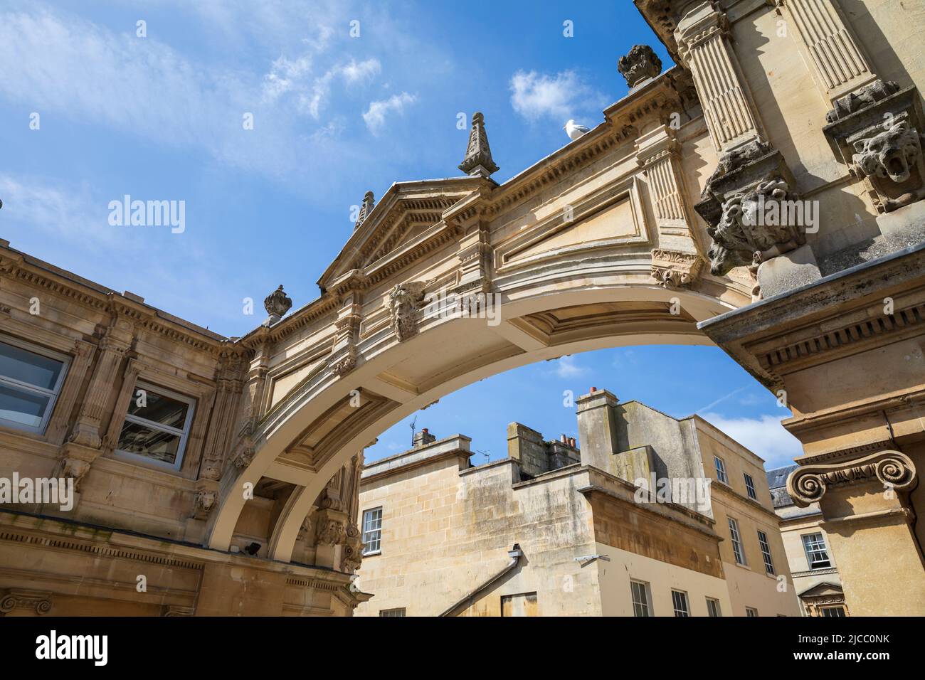 Arch, der die York Street in Bath, Somerset, England, überspannt. Stockfoto