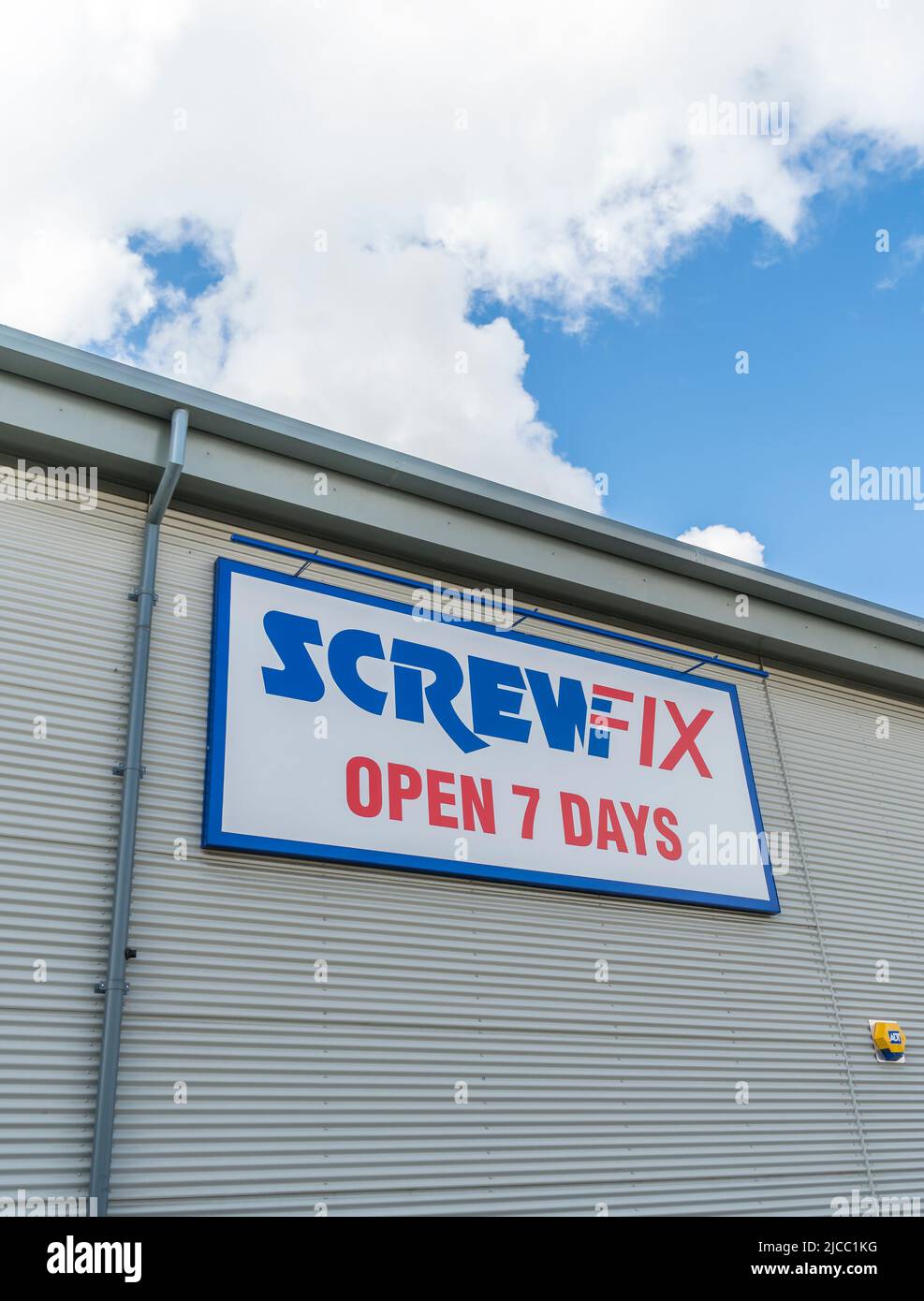 Screwfix Geschäft Schild Werbung geöffnet 7 Tage Bishops Road Trade Park Lincoln 2022 Stockfoto