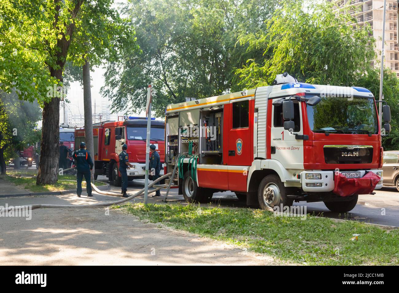 Russland, Rostov-on-Don - 2. Juni 2022: Feuerwehrautos sind eingetroffen, um das Feuer zu löschen, Rettungskräfte setzen Löschschläuche ein. Stockfoto