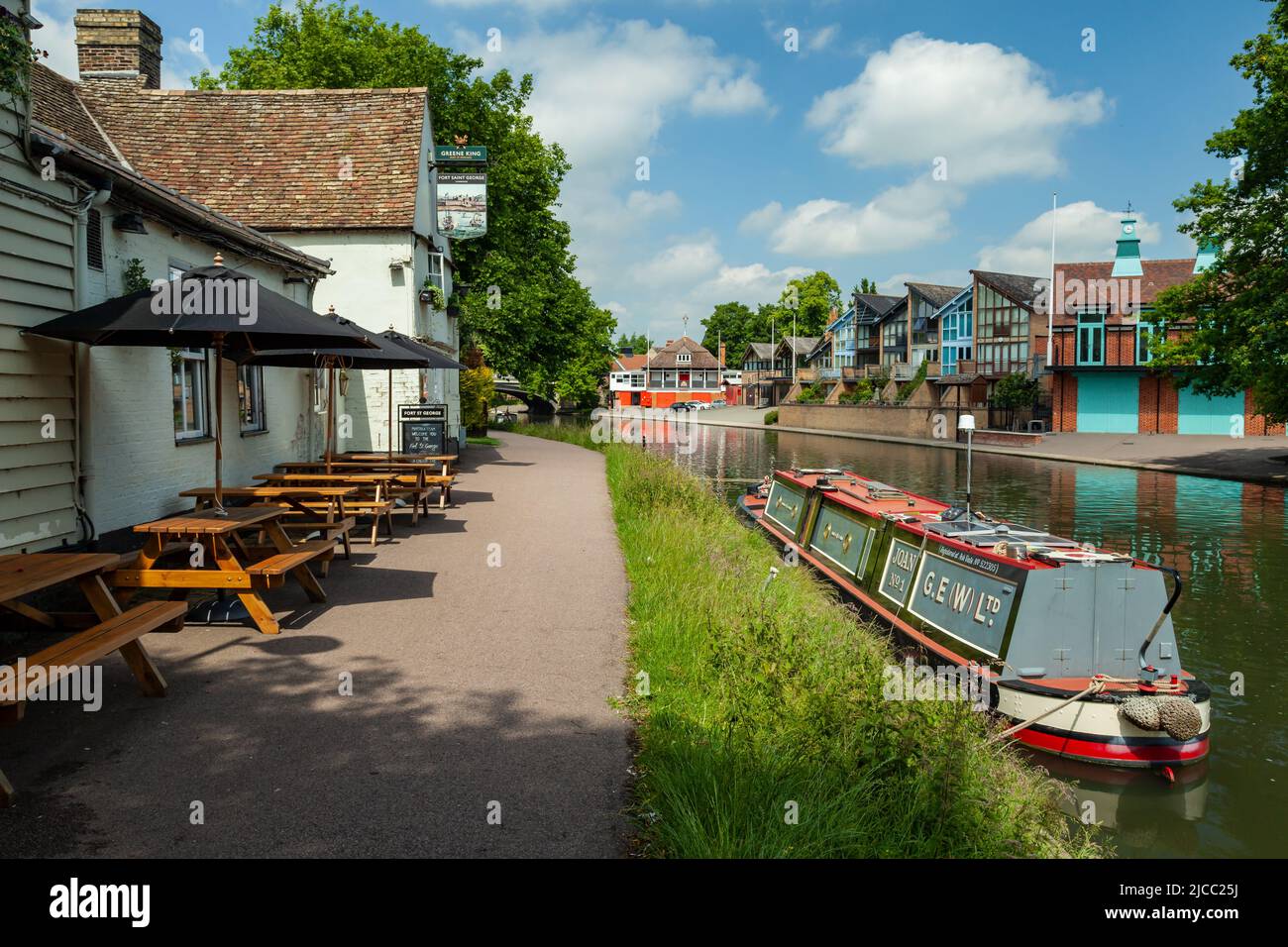 Pub am Flussufer in Cambridge, England. Stockfoto