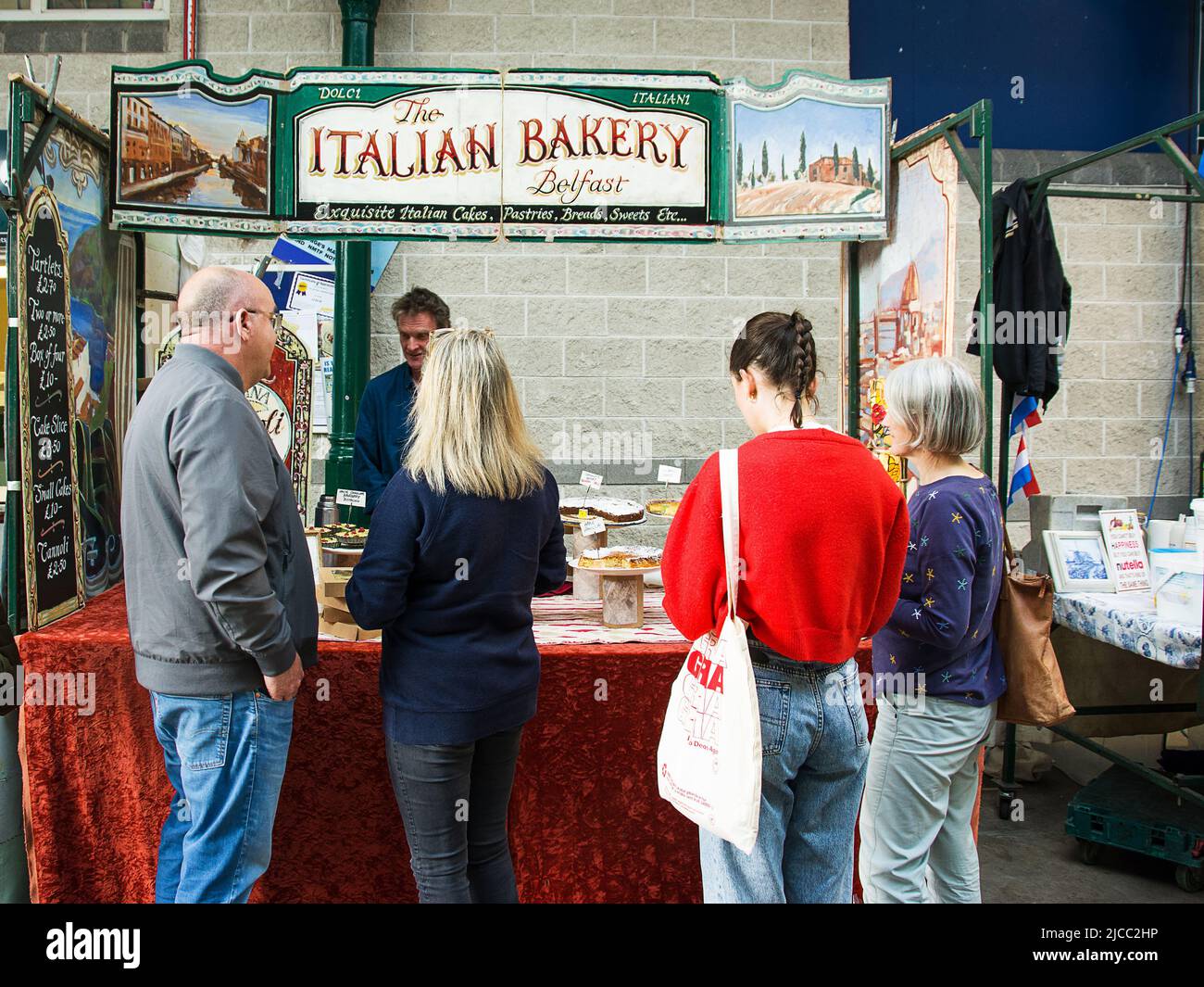 Belfast, Vereinigtes Königreich - 21. Mai 2022: Italienischer Imbissstand und Kunden, die ihn auf dem St. George's Market in Belfast betrachten Stockfoto