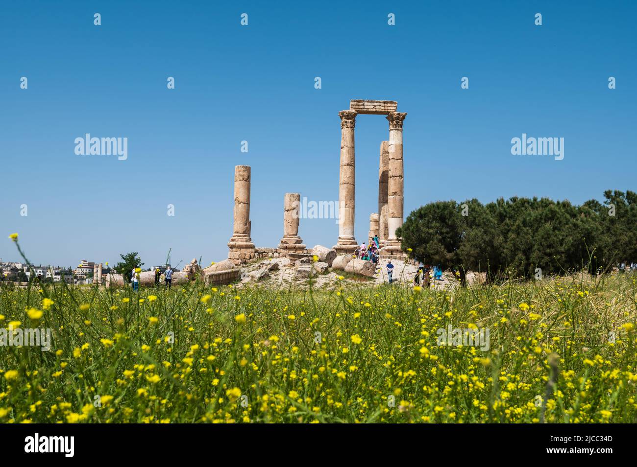 Amman, Jordanien - 2. Mai 2022: Amman Zitadelle und Tempel des Herkules archäologische Stätte im Zentrum der Innenstadt von Amman, der Hauptstadt Jordaniens auf einem sonnigen Stockfoto