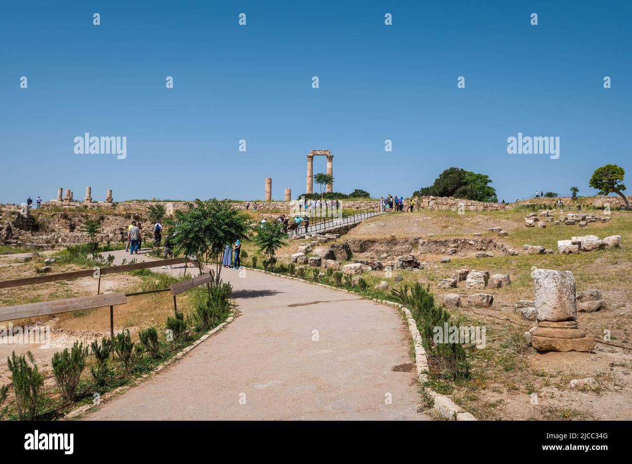 Amman, Jordanien - 2. Mai 2022: Archäologische Stätte der Zitadelle von Amman im Zentrum der Innenstadt von Amman, der Hauptstadt Jordaniens an einem sonnigen Tag mit blauem Himmel Stockfoto