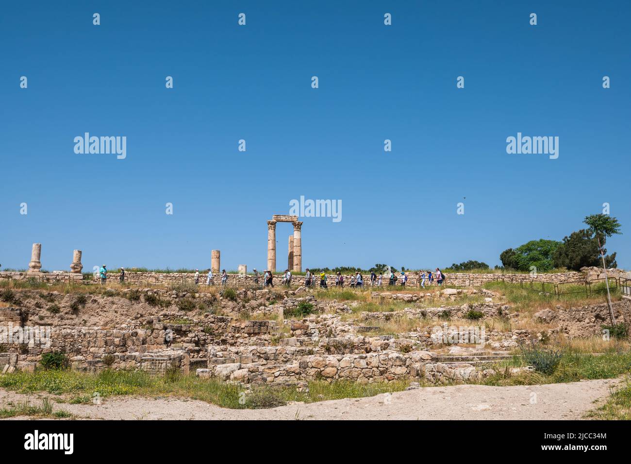 Amman, Jordanien - 2. Mai 2022: Archäologische Stätte der Zitadelle von Amman im Zentrum der Innenstadt von Amman, der Hauptstadt Jordaniens an einem sonnigen Tag mit blauem Himmel Stockfoto