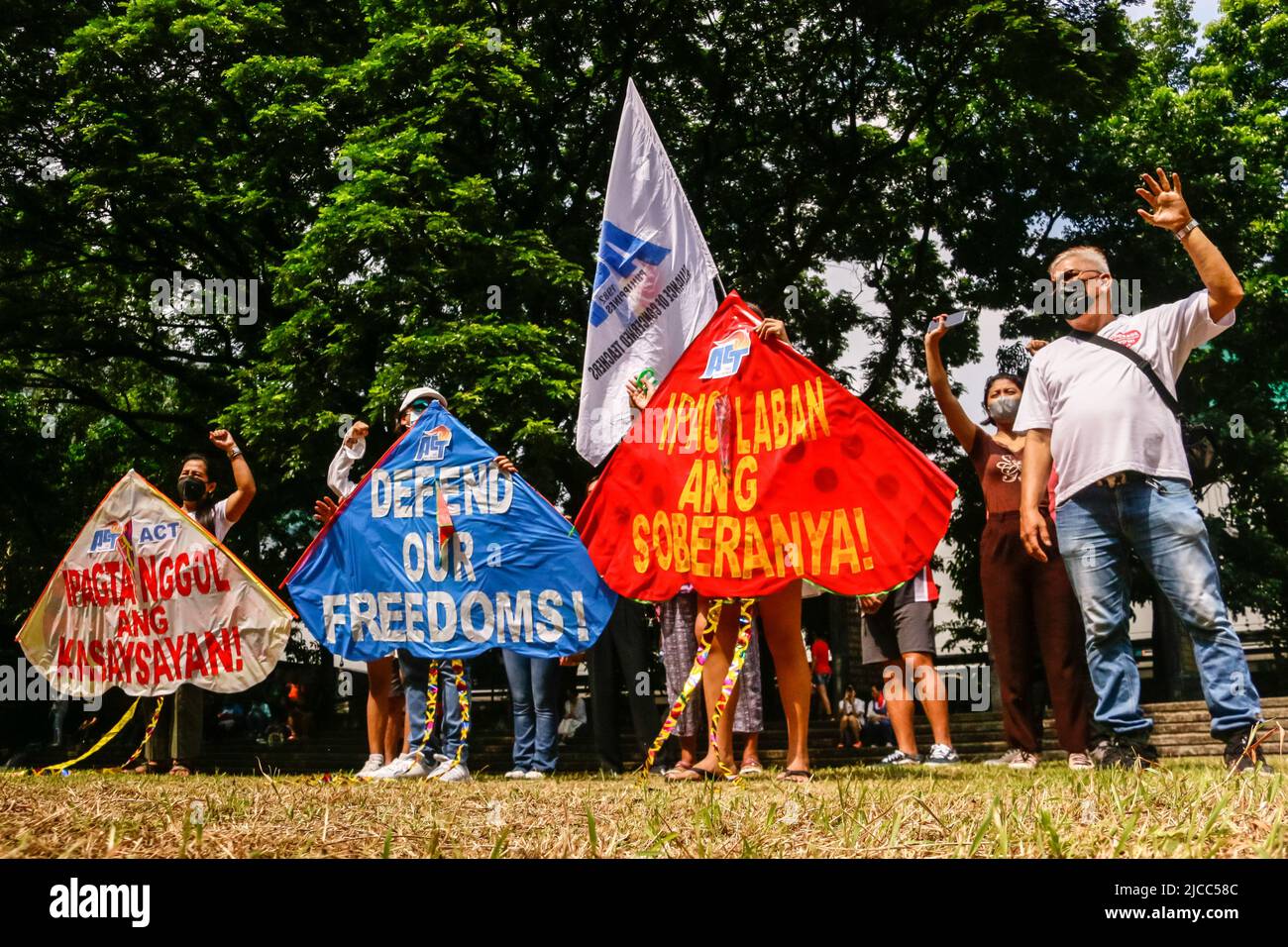 Quezon, Philippinen. 12.. Juni 2022. Aktivisten zeigen ihre handgefertigten Drachen, die für den Protest verwendet wurden. Verschiedene Gruppen nehmen an einer Bewegung während der Feier des 124.. Jahres des philippinischen Unabhängigkeitstages Teil. Aktivisten und Menschenrechtsaktivisten veranstalteten eine Aktivität zum Unabhängigkeitstag, die sich auf den Zustand der Freiheit im Land konzentrierte und die Pressefreiheit, die wirtschaftliche Freiheit und die nationale Souveränität diskutierte, die vermutlich von der neuen Regierung von Ferdinand Marcos Jr. bedroht sein wird (Foto von Ryan Eduard Benaid/SOPA Images/Sipa USA) Quelle: SIPA USA/Alamy Live News Stockfoto