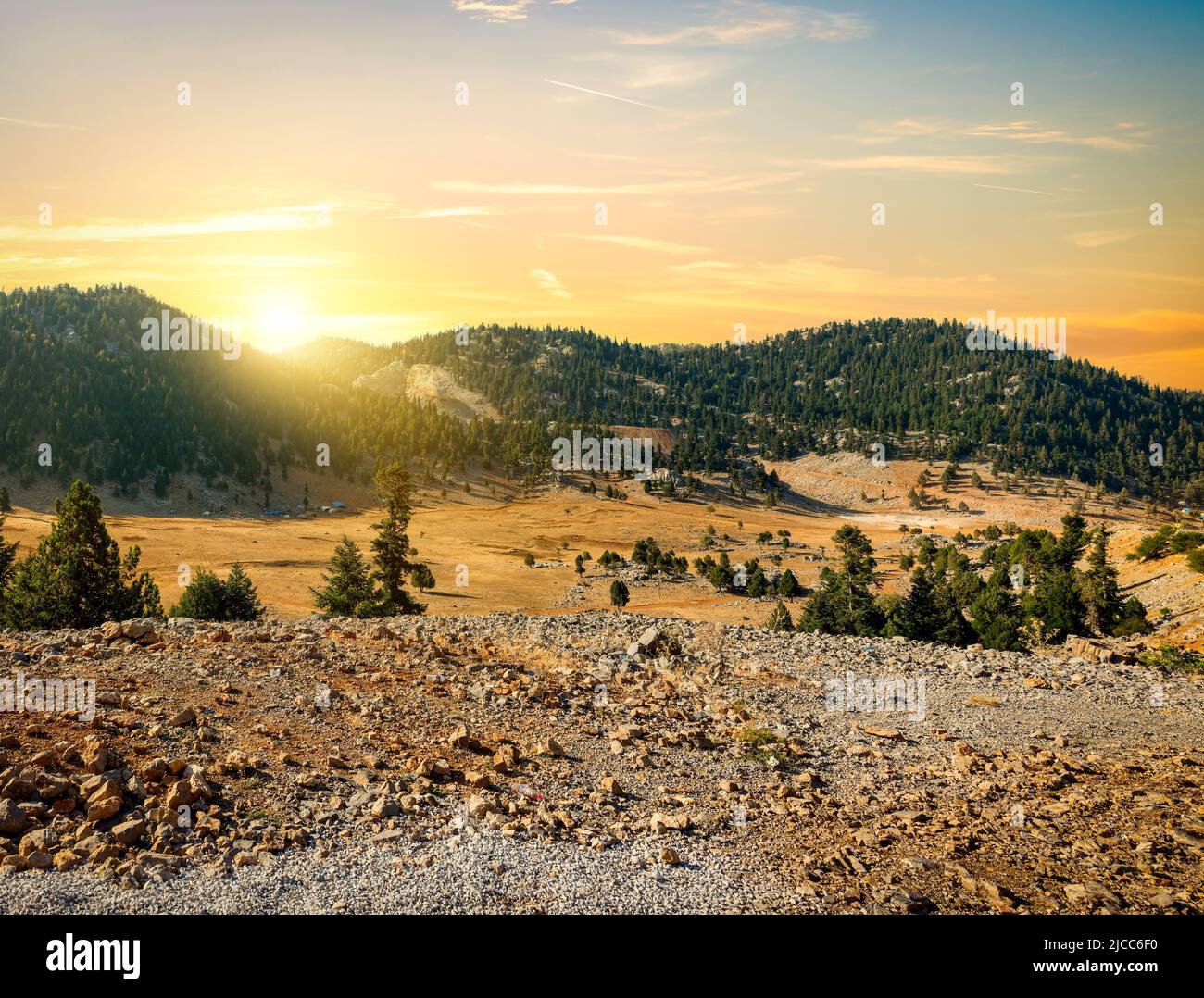 Tal und Gebirge bei Sonnenuntergang in der Türkei Stockfoto