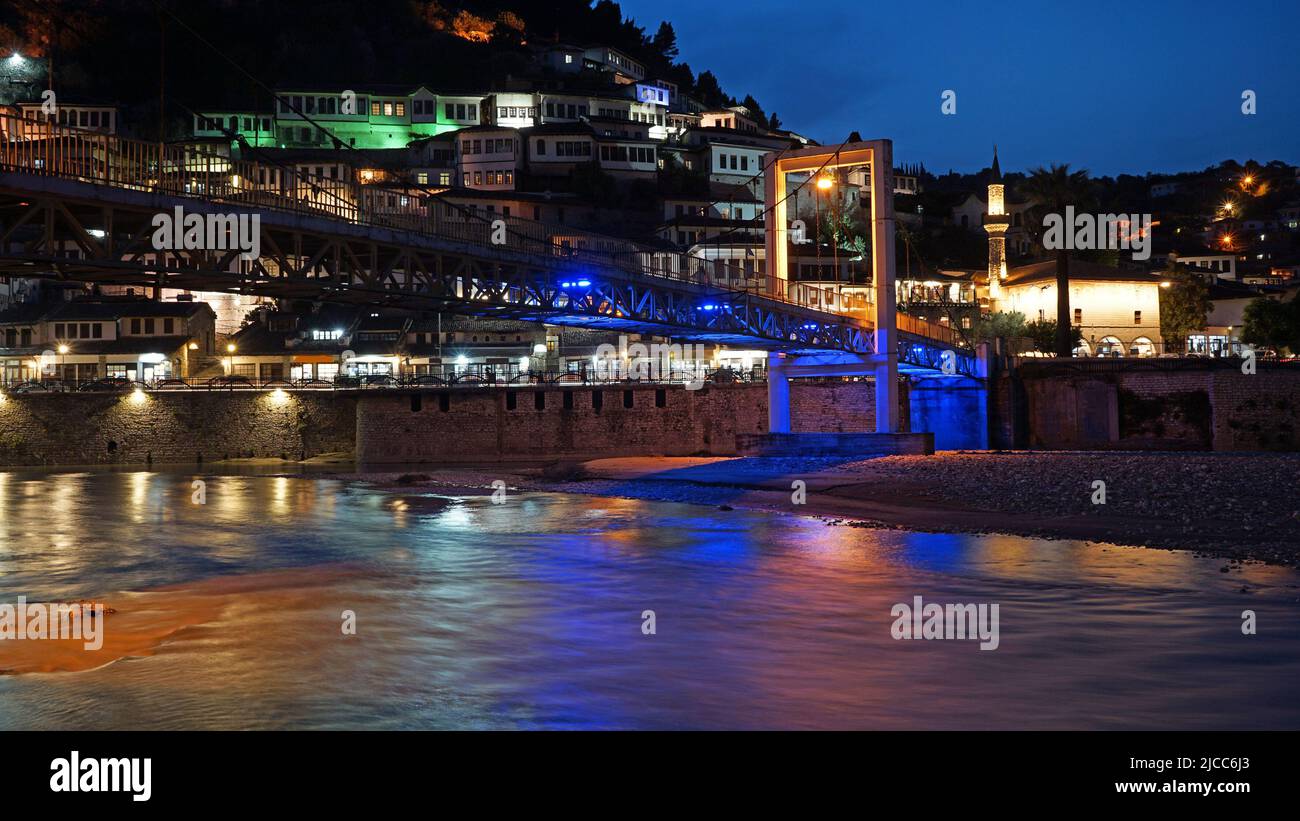 Abendansicht des Mangalem-Viertels der osmanischen Ära, Berat, Albanien Stockfoto