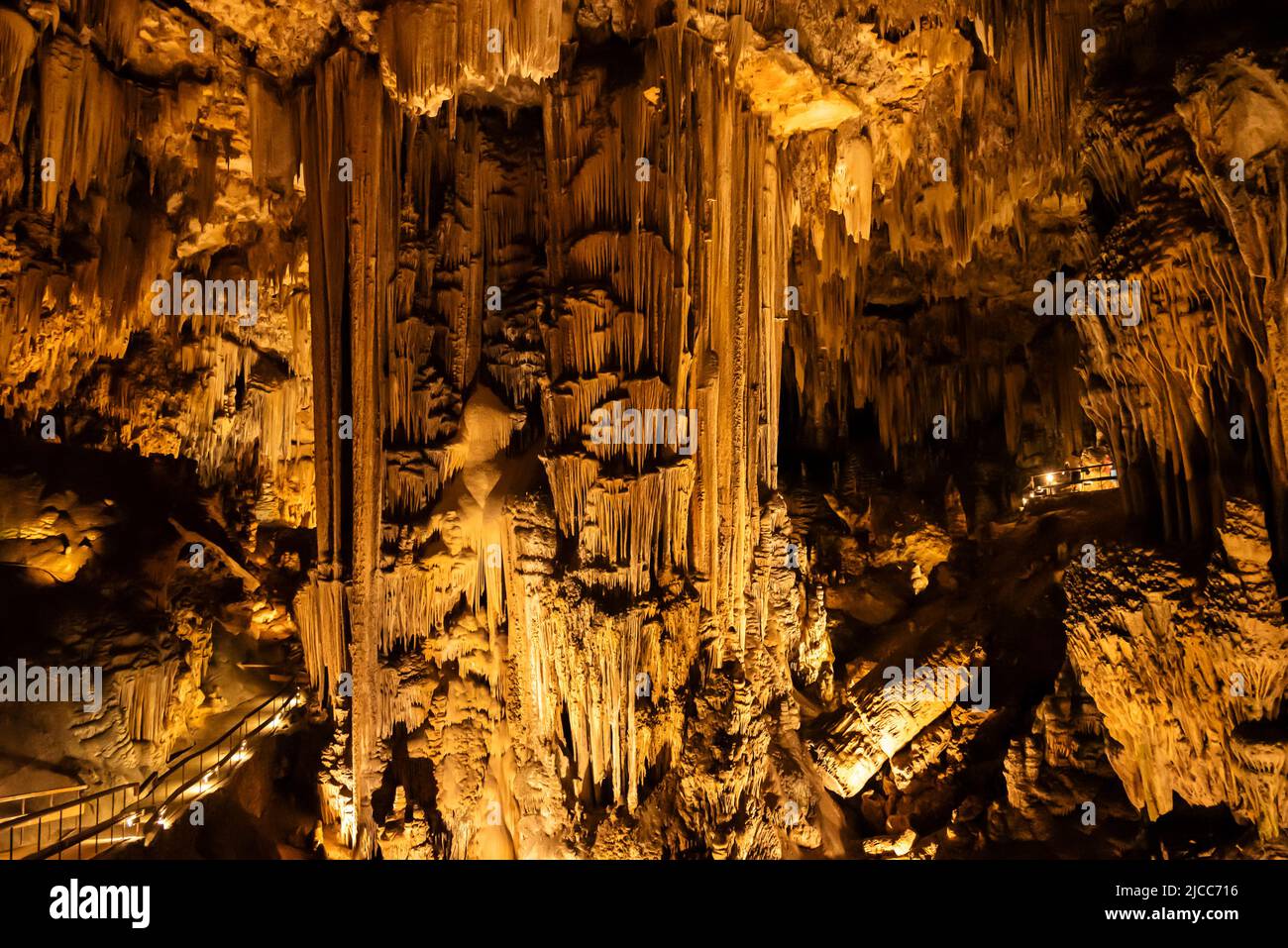 Mächtige Stalaktiten und Stalagmiten bilden die beeindruckende Kulisse der Tropfsteinhöhle „Cueva de Nerja“ in der Nähe von Málaga, Andalusien, Spanien Stockfoto