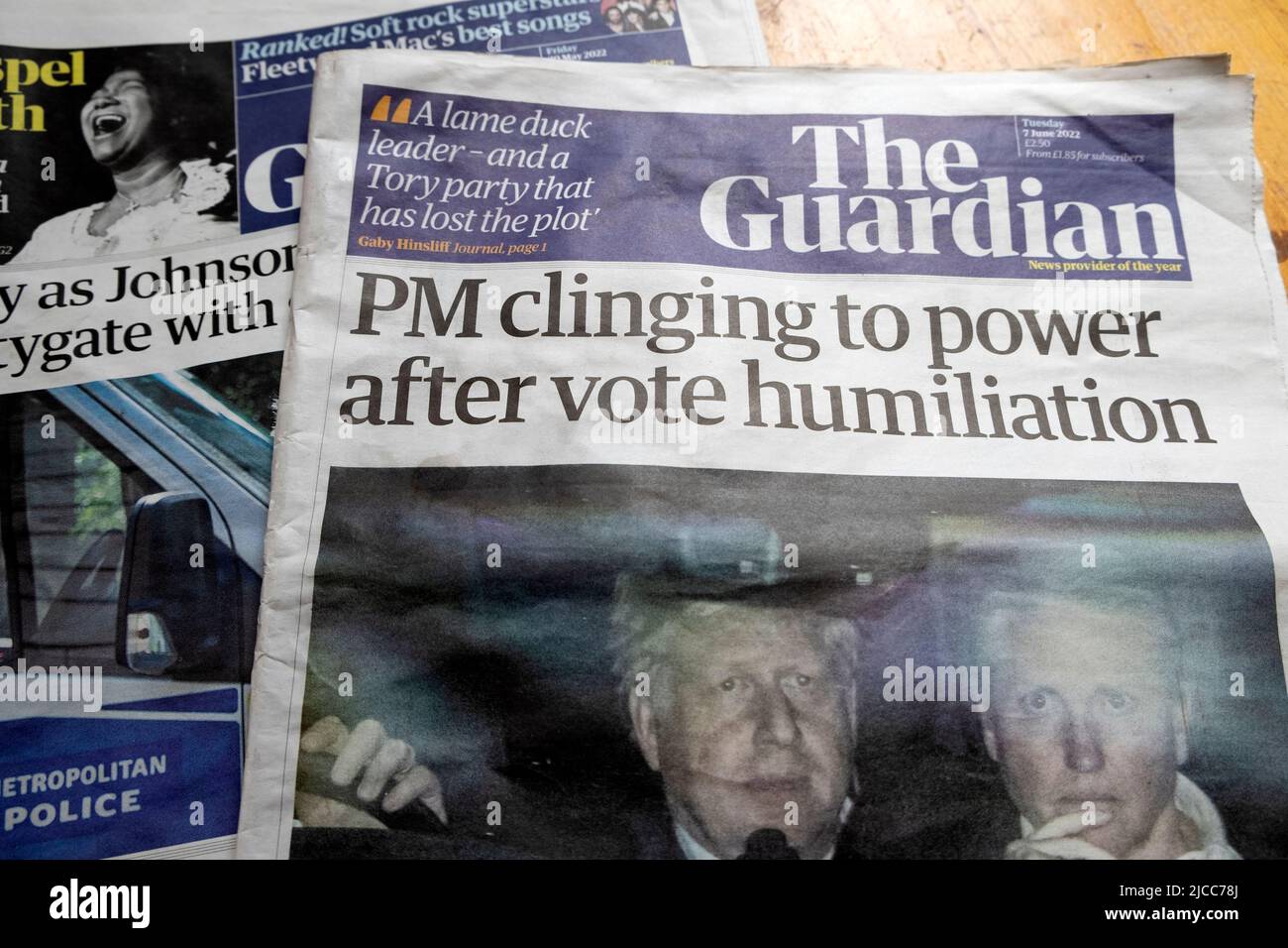 Boris Johnson 'Premier klammert sich nach der Wahldemütigung an die Macht' Guardian titelt britische Politik 7. Juni 2022 London England Großbritannien Großbritannien Stockfoto