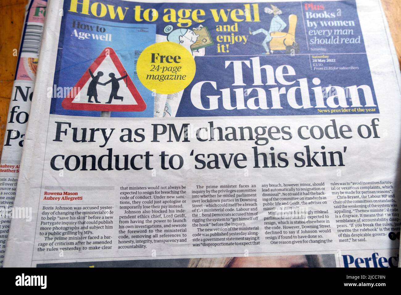 „Wut, als der Premierminister den Verhaltenskodex ändert, um „seine Haut zu retten“ – Titelseite der Zeitung Boris Johnson PM Guardian 27. Mai 2022 London England Großbritannien Stockfoto
