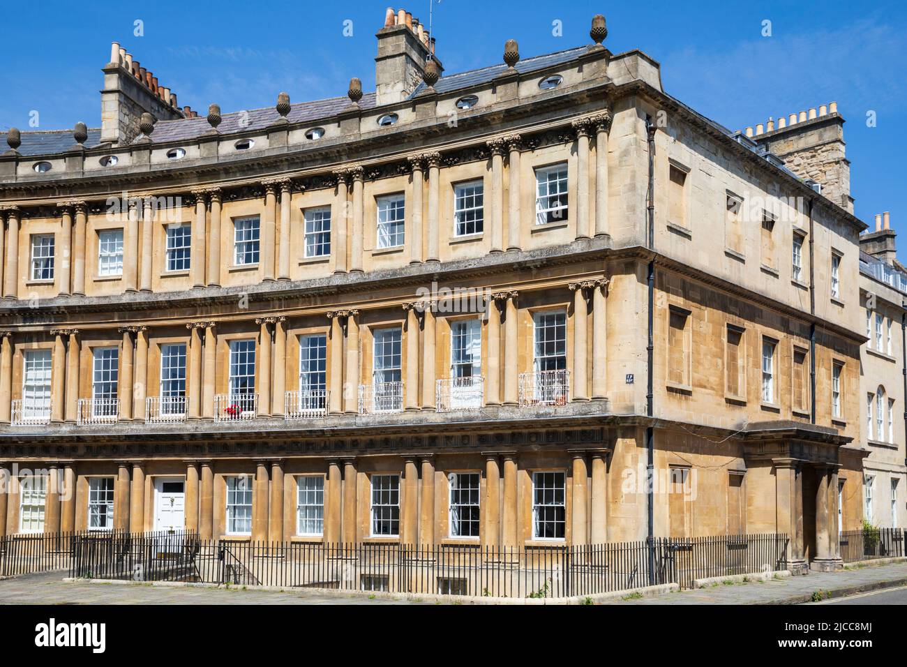 The Circus (Detail) ein historischer Ring großer Stadthäuser in Bath, Somerset, England. Stockfoto