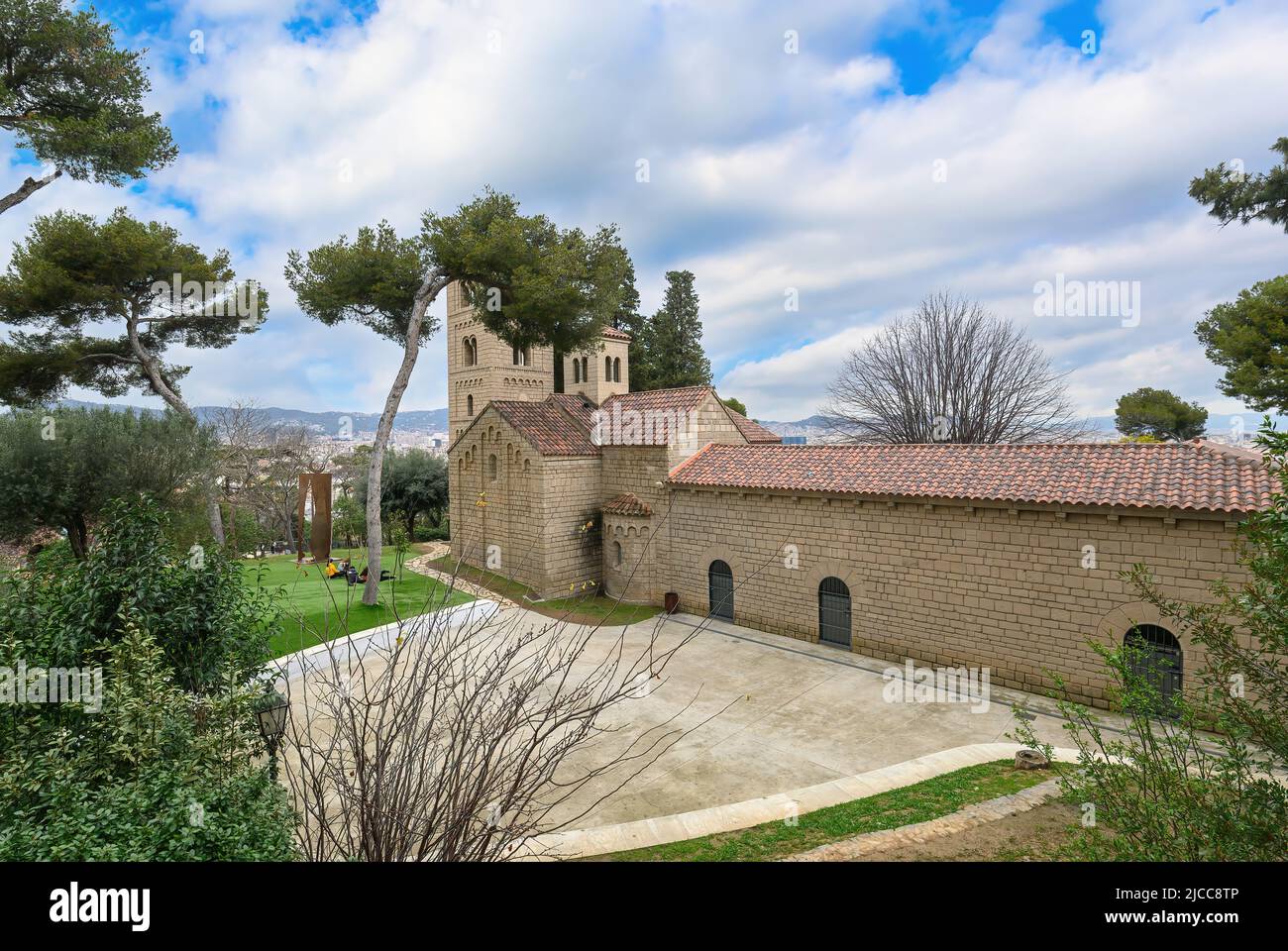 Kloster Sant Miquel am Poble Espanyol in Barcelona, Spanien - Freilichtmuseum, das Spaniens typische regionale Architektur zeigt. Stockfoto