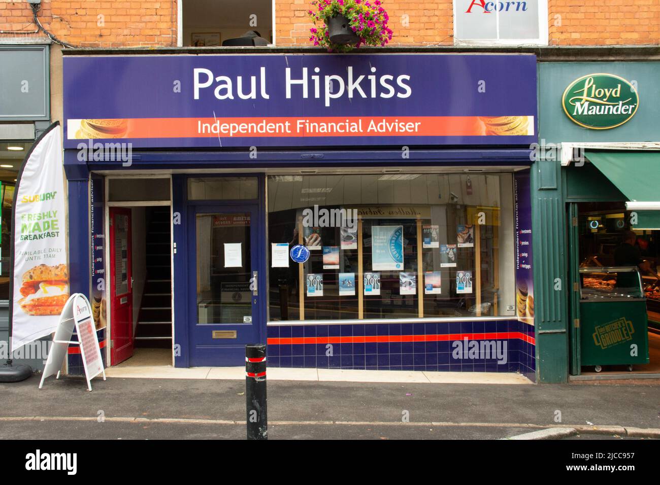 TIVERTON, Großbritannien - 21. JUNI 2021 der Laden von Paul Hipkiss (unabhängiger Finanzberater) in der Bampton Street Stockfoto