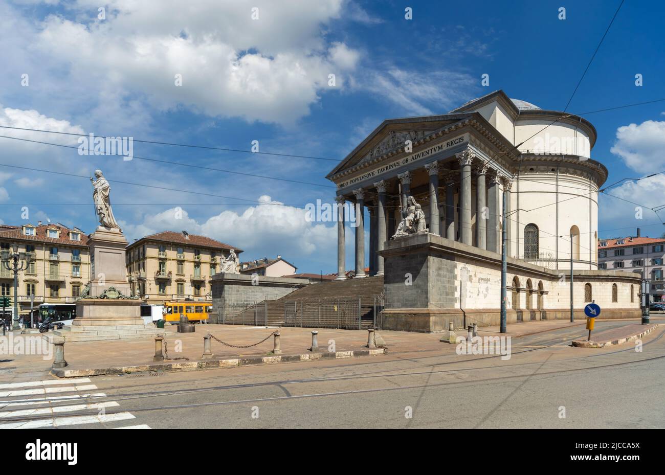 Katholische Pfarrkirche Gran Madre Di Dio auf der Piazza Gran Madre in Turin, Piemont, Italien. Stadtbild mit blauem Himmel und weißen Wolken Stockfoto