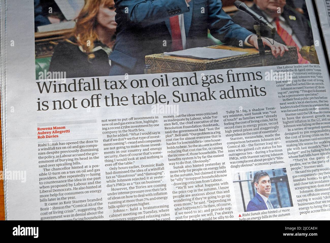 „Die Windfallsteuer auf Öl- und Gasunternehmen ist nicht vom Tisch, gibt Sunak zu“, titelt die Zeitung Guardian am 27. April 2022 in Großbritannien den Artikel „Lebenshaltungskosten für Energie“ Stockfoto
