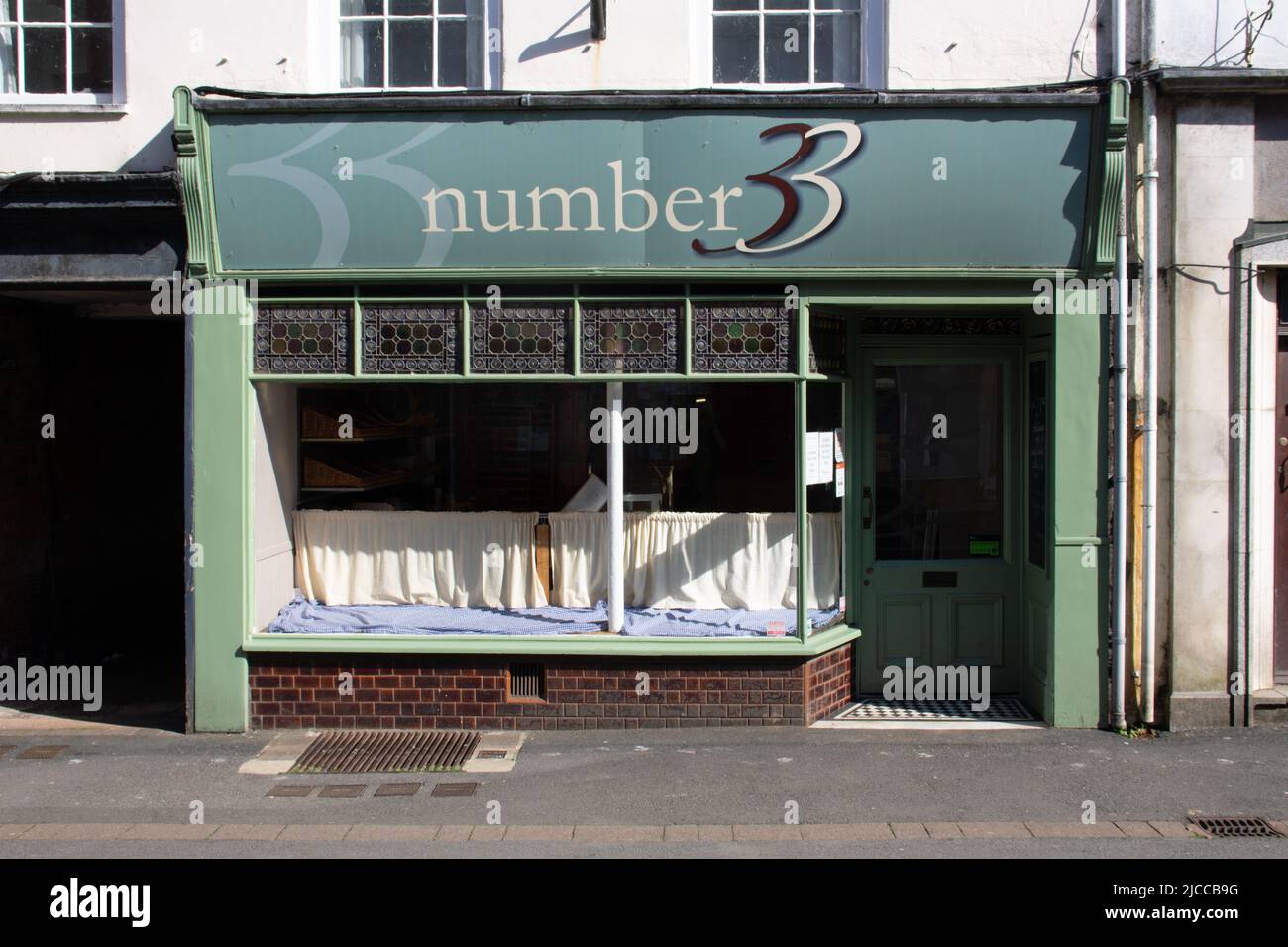 TIVERTON, Großbritannien - 22. JUNI 2021 der Tiverton-Laden Nummer 33 der unabhängigen handwerklichen Bäckerei in der Bampton Street Stockfoto