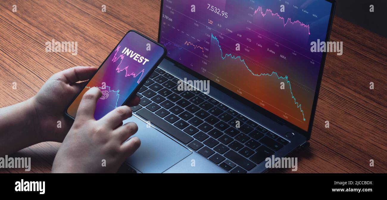 Nahaufnahme von Frauenhänden mit Handelsoberfläche von Forex und Investitionen. Banner von Markt-, Wirtschafts- und Datenaustausch-Konzept mit Kopierraum. Stockfoto