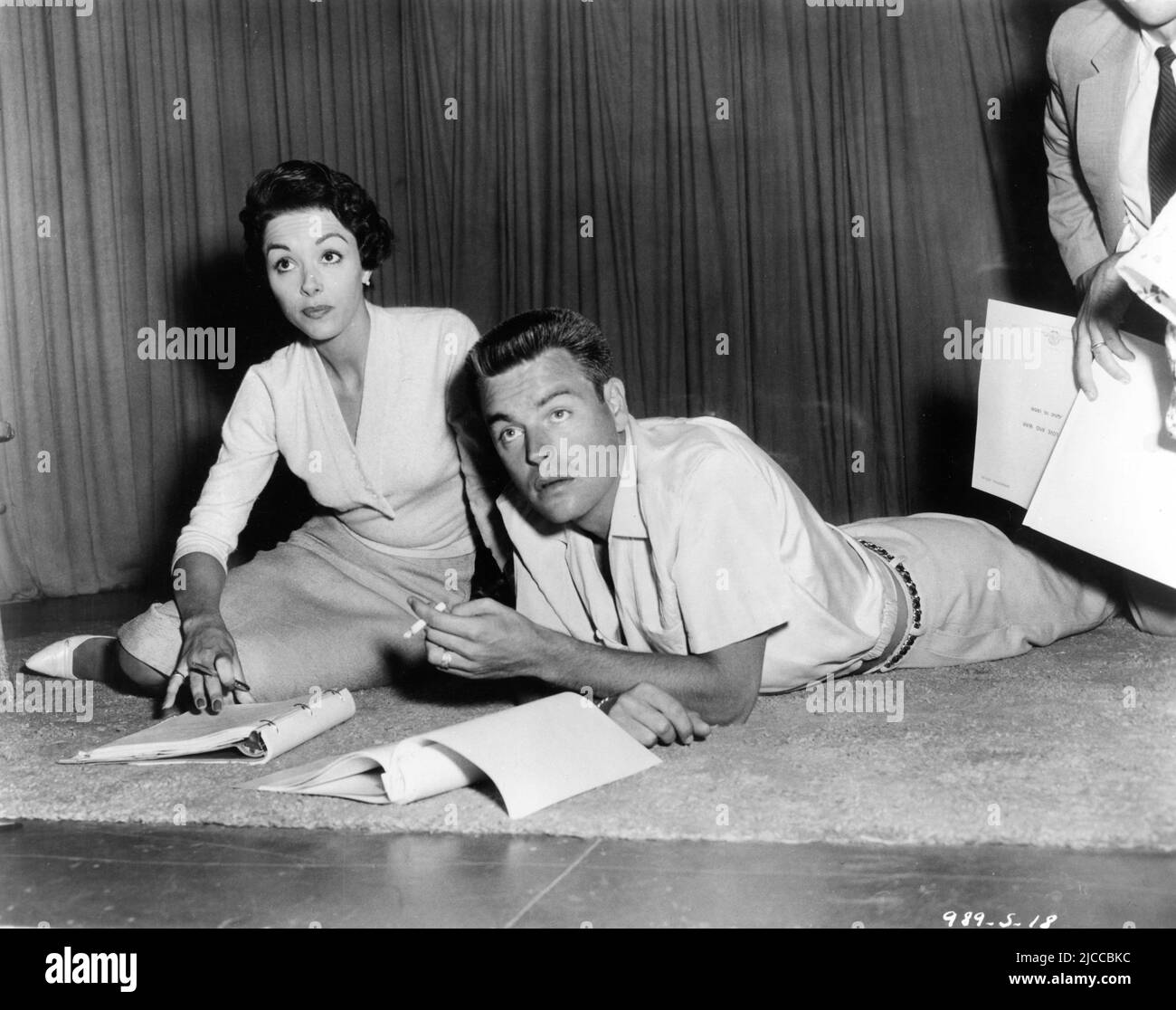 DANA WYNTER und ROBERT WAGNER-Drehbuch laufen am Set offen während der Produktion von IN LOVE AND WAR 1958 Regisseur PHILIP DUNNE nach dem Roman von Anton Myrer Drehbuch Edward Anhalt Musik Hugo Friedhofer Produzent Jerry Wald Twentieth Century Fox Stockfoto