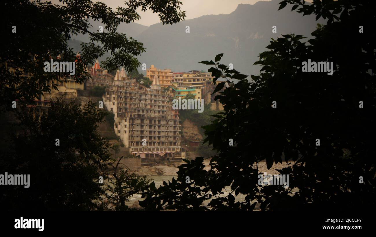 Alte indische Stadt am Ufer des Flusses Ganga Stockfoto