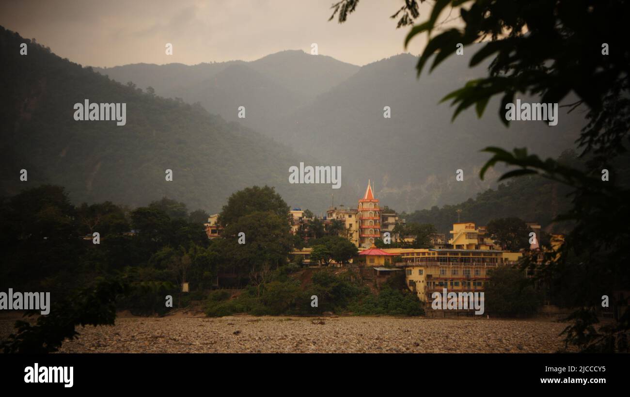 Alte indische Stadt am Ufer des Flusses Ganga Stockfoto