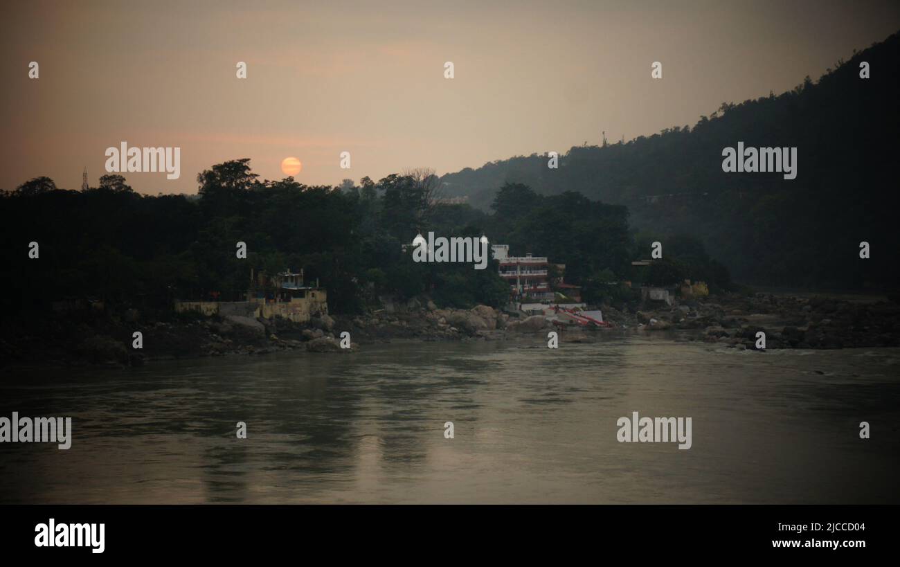 Alte indische Stadt am Ufer des Flusses Ganga Stockfoto