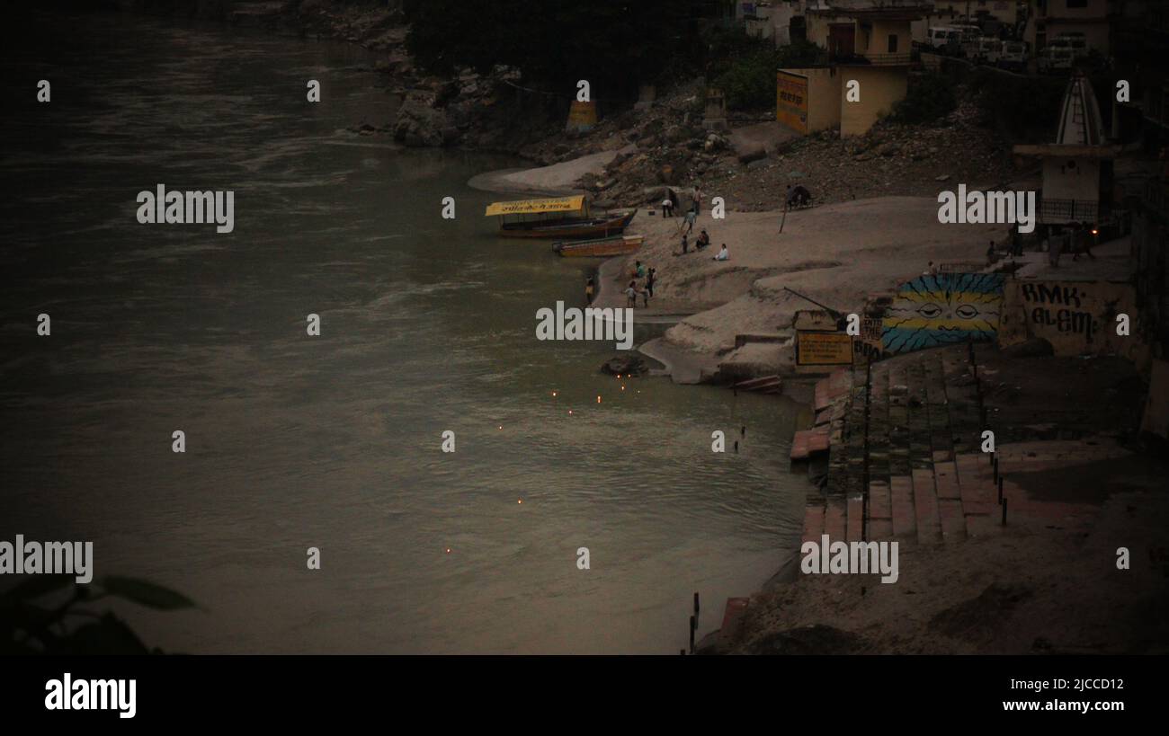 Alte indische Stadt am Ufer des Flusses Ganga Stockfoto