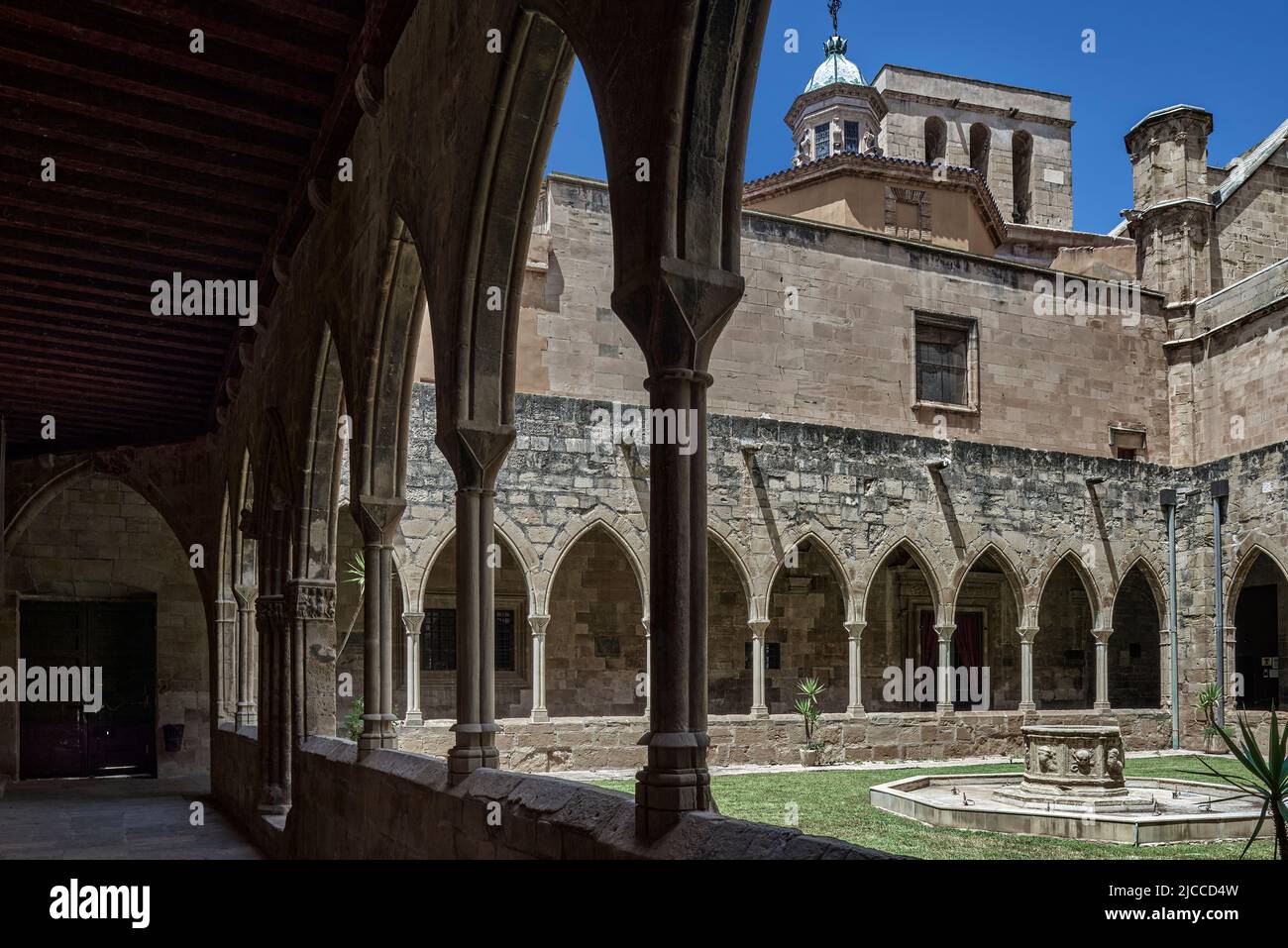 Katalanische gotische Kreuzgang Innenraum der Kathedrale Santa María de Tortosa aus dem 14.. Jahrhundert, Provinz Tarragona, Katalonien, Spanien, Europa Stockfoto