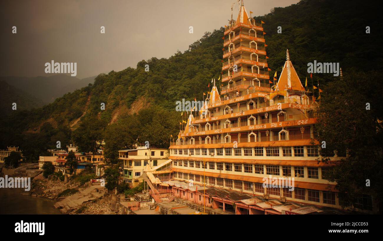 Alte indische Stadt am Ufer des Flusses Ganga Stockfoto