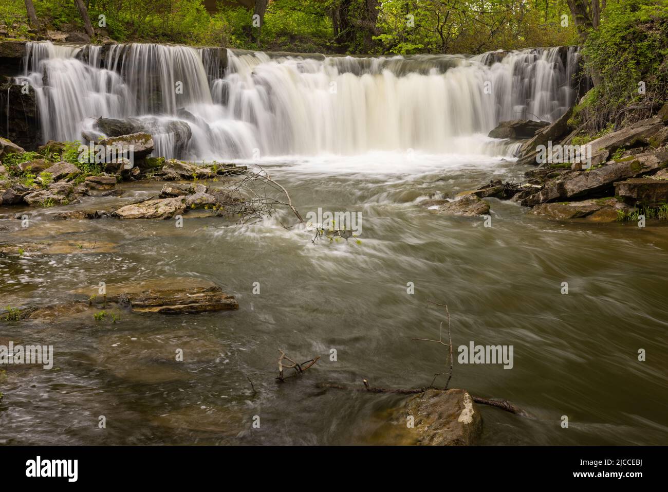 Minneopa Upper Falls - Ein Wasserfall im Wald im Frühjahr. Stockfoto