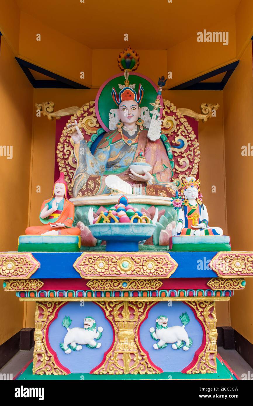 Statue von Guru Rinpoche im buddhistischen Tempel Khadro Ling in Tres Coroas, Brasilien Stockfoto