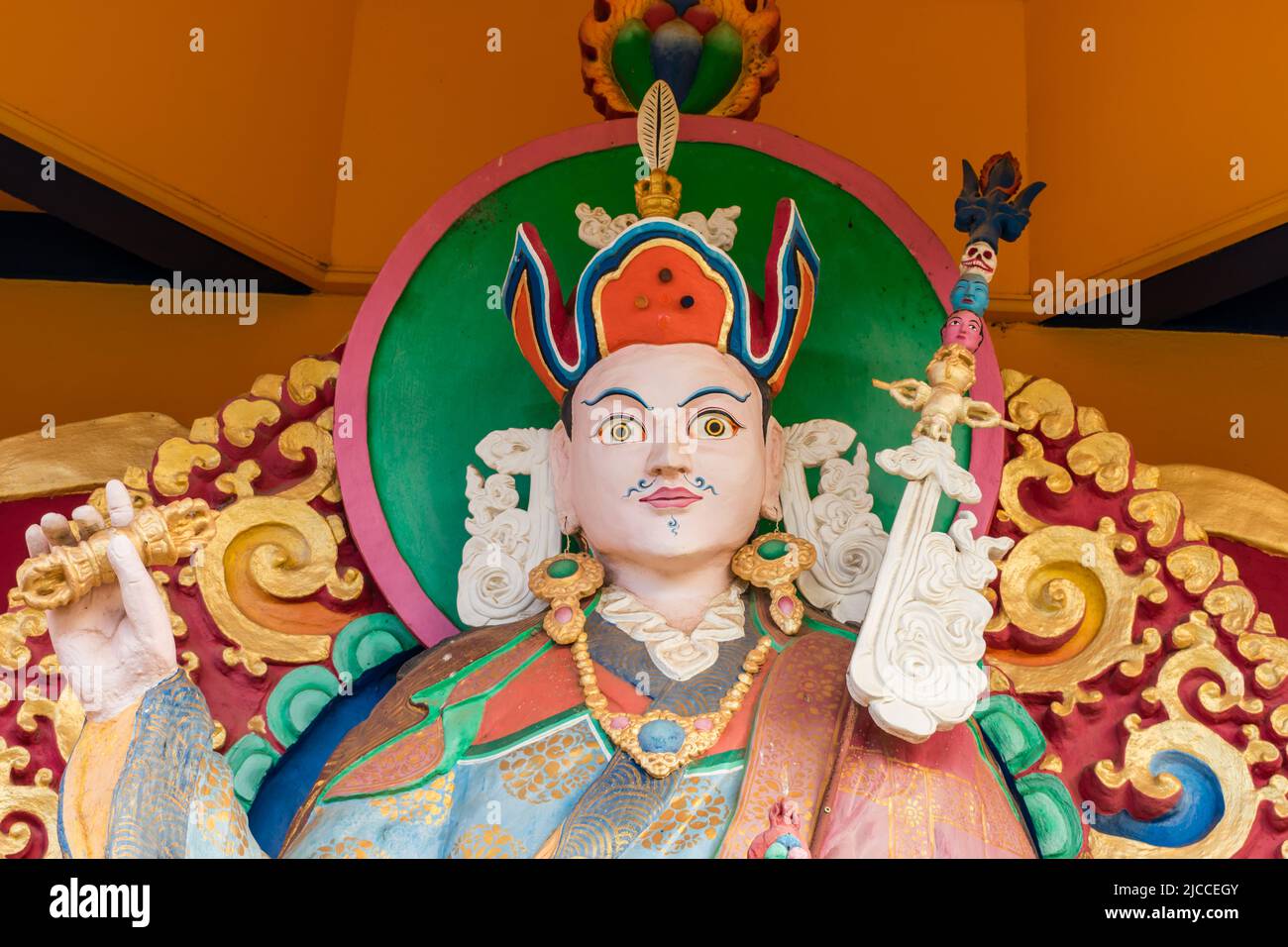 Statue von Guru Rinpoche im buddhistischen Tempel Khadro Ling in Tres Coroas, Brasilien Stockfoto
