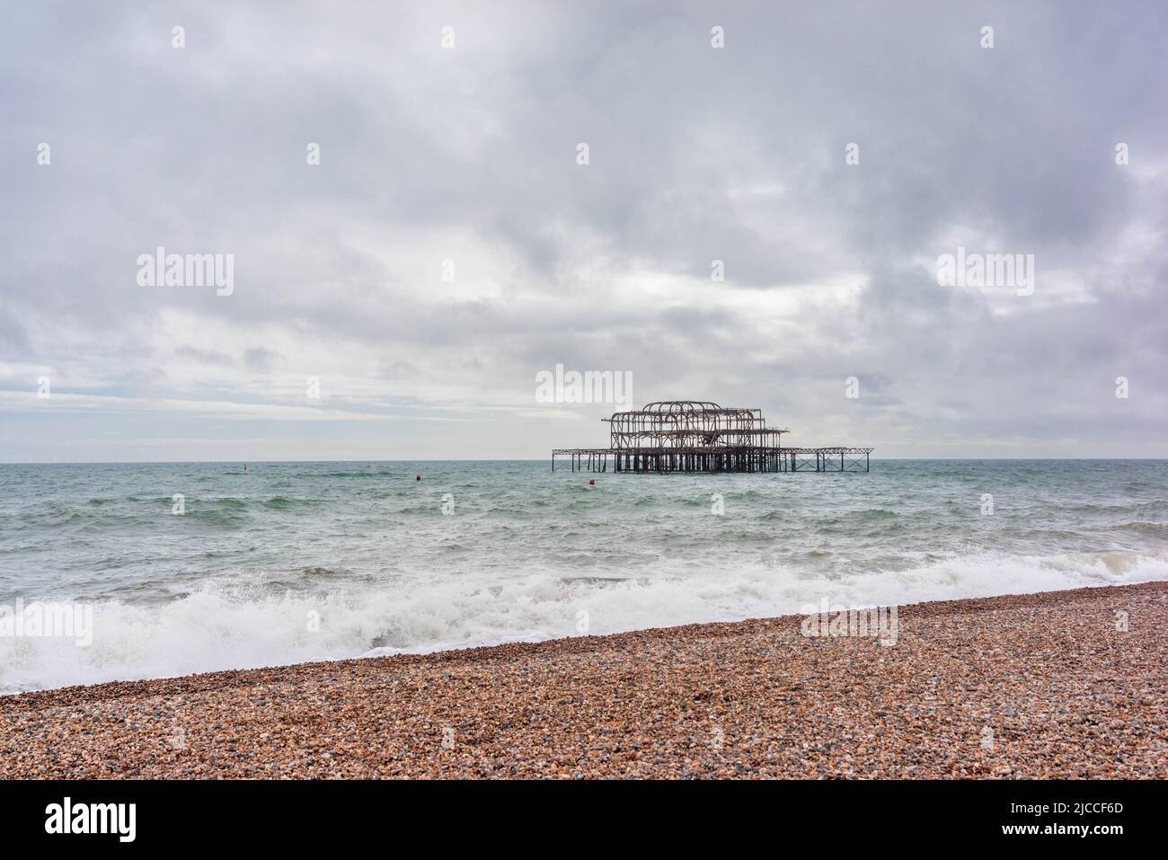 Die Überreste des West Pier in Brighton bei stürmischem Wetter, Brighton Beach, East Sussex, England, Großbritannien Stockfoto