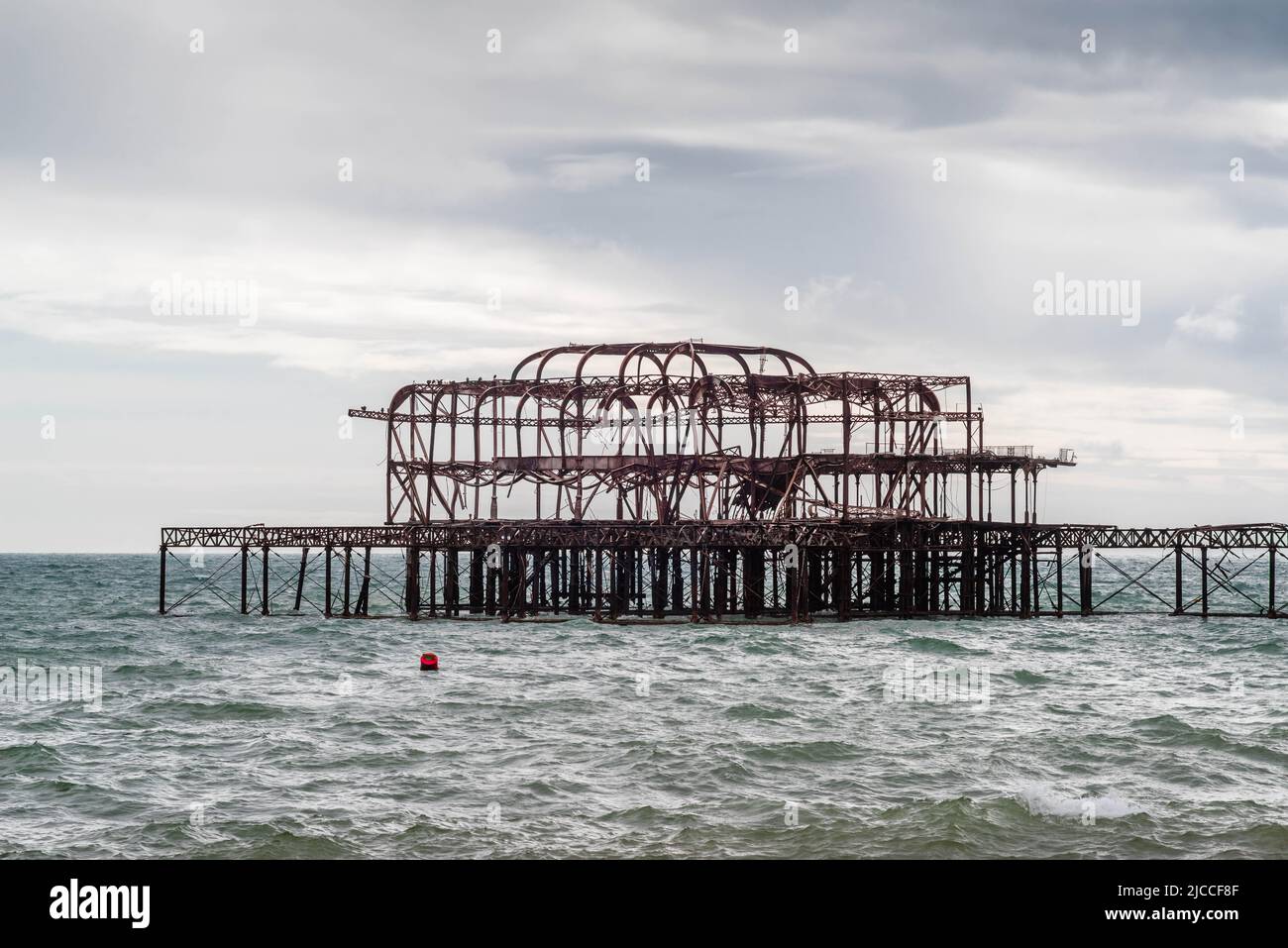 Die Überreste des West Pier in Brighton bei stürmischem Wetter, Brighton Beach, East Sussex, England, Großbritannien Stockfoto