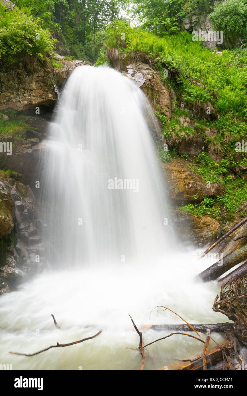 Wasserfall im Mendelikha Waterfall Park, Rosa Khutor, Russland Stockfoto