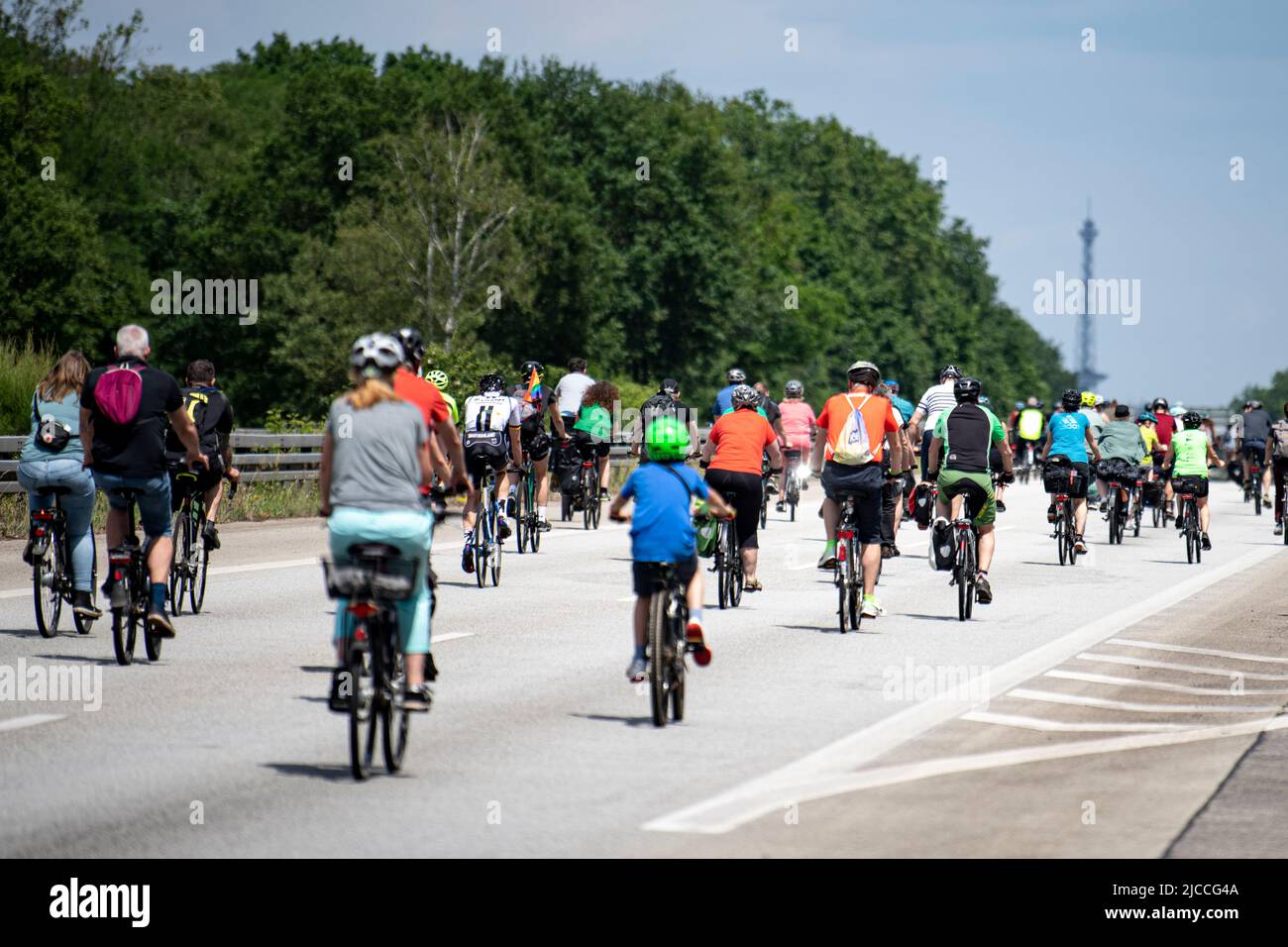 Berlin, Deutschland. 12.. Juni 2022. Die Teilnehmer der ADFC Sternfahrt fahren auf dem für Autos gesperrten Avus-Abschnitt der Autobahn A115. Seit dem Morgen fahren Radfahrer aus den Außenbezirken der Stadt und aus Brandenburg auf 18 Strecken zum Großen Stern in der Berliner Innenstadt. Der ADFC fordert die Umsetzung des Fahrradverkehrsplans. Quelle: Fabian Sommer/dpa/Alamy Live News Stockfoto