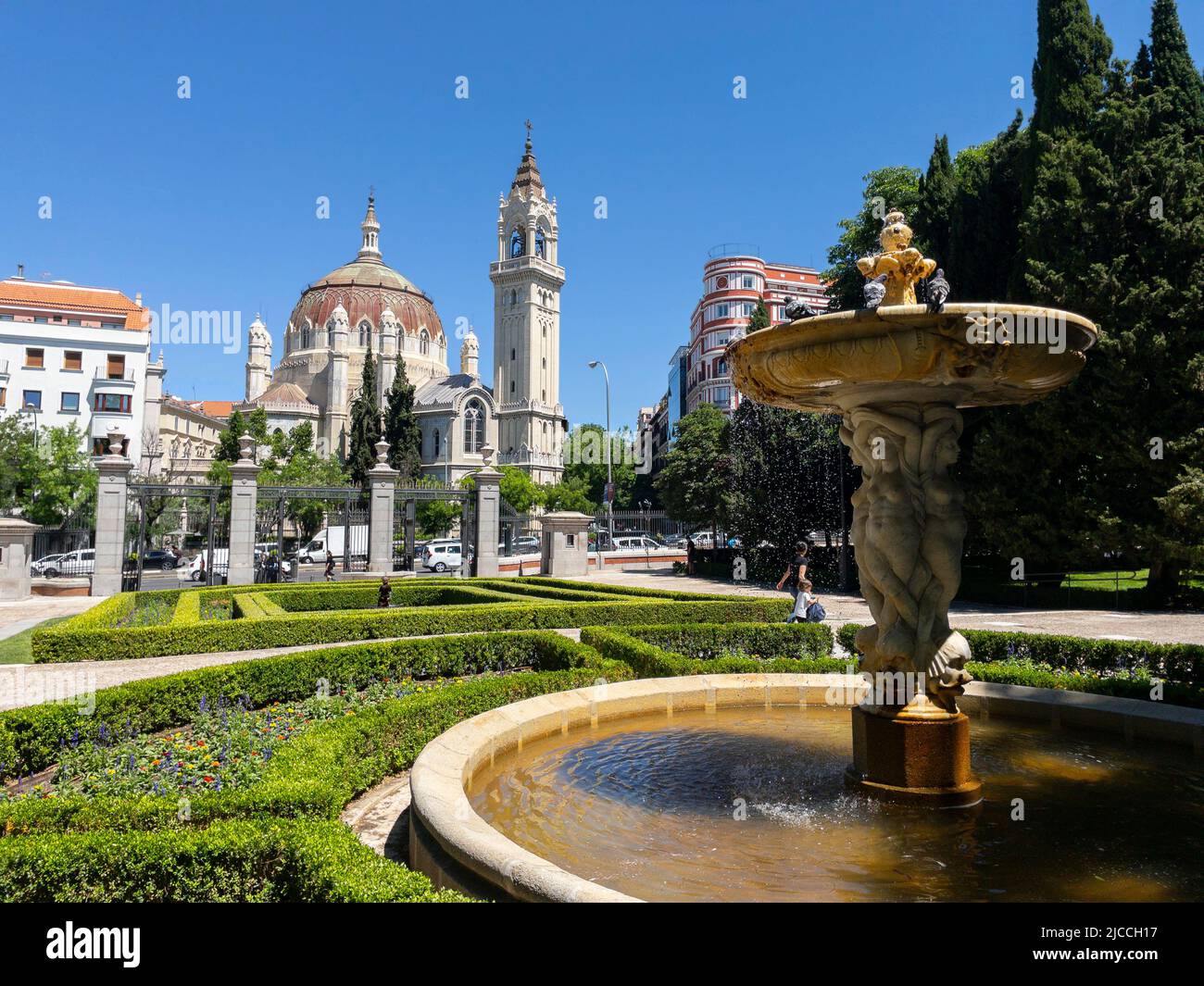 Parque del Buen Retiro Park und die Pfarrkirche Parroquia de San Manuel