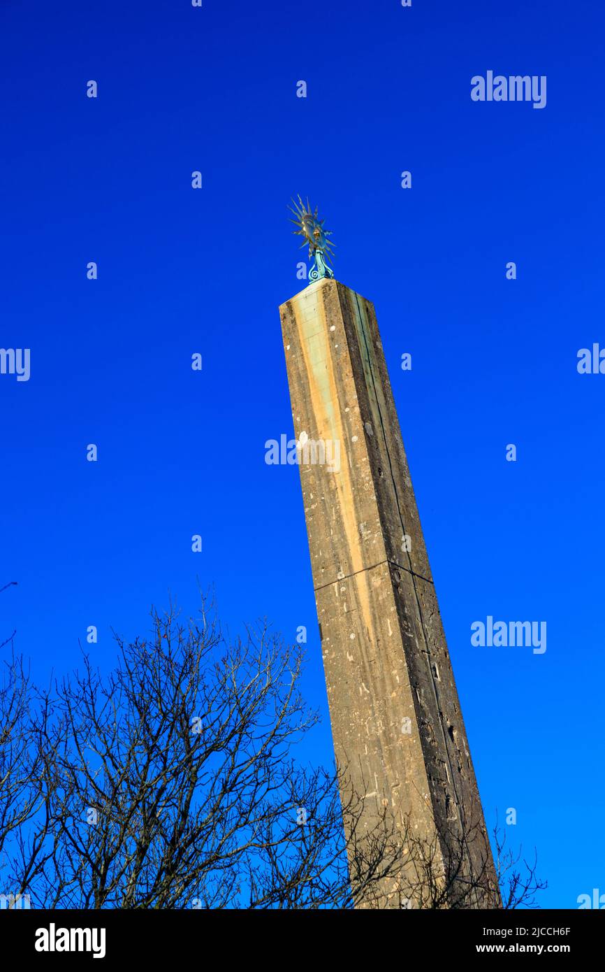 Der Stein-Obelisk von 1839 Bath in der Wintersonne auf dem Gelände des Stourhead House, Wiltshire, England, Großbritannien Stockfoto