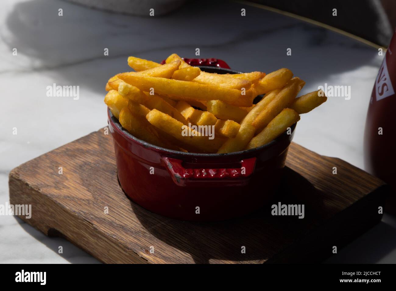 Schüssel mit Pommes in einem Gastro Pub Stockfoto