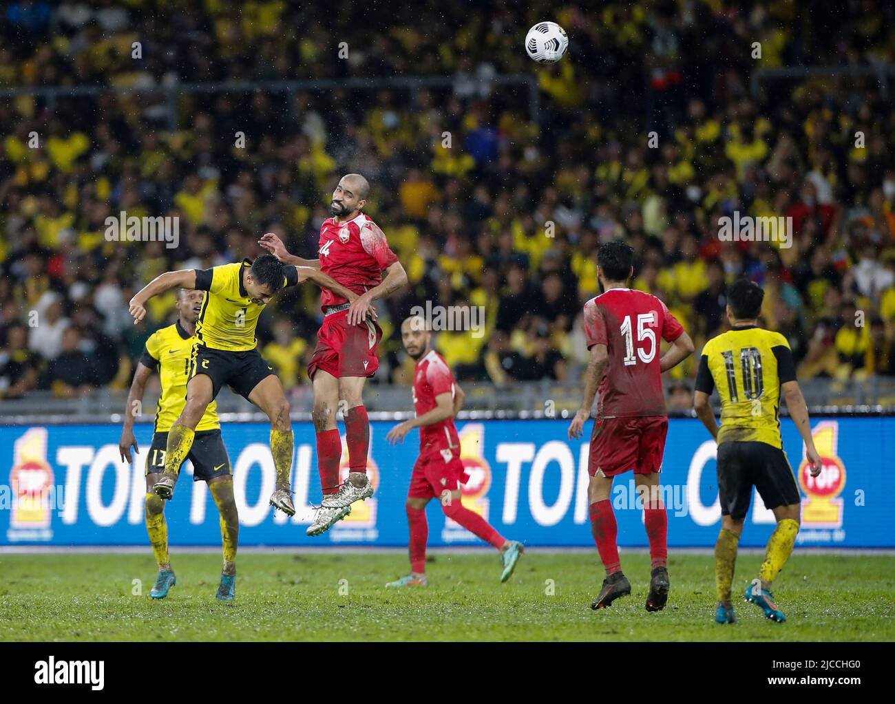 Matthew Davies (L) aus Malaysia und Ali Abdula Haram aus Bahrain in Aktion während des AFC Asian Cup 2023 Qualifiers Match zwischen Malaysia und Bahrain im National Stadium Bukit Jalil. Endergebnis; Bahrain 2:1 Malaysia. Stockfoto