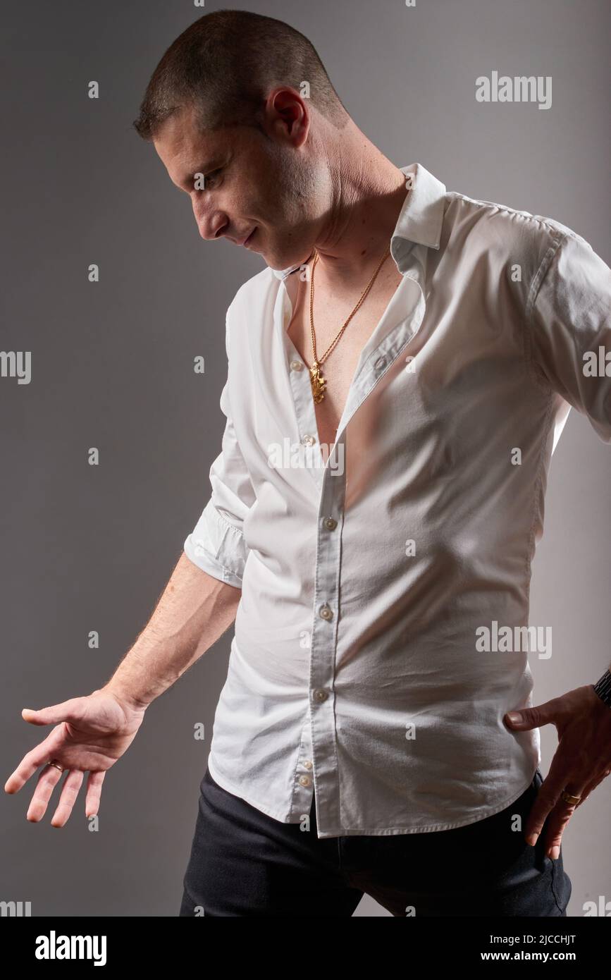 Ein junger Mann in einem weißen Hemd, der in einer Flamenco-Attitüde posiert. Stockfoto