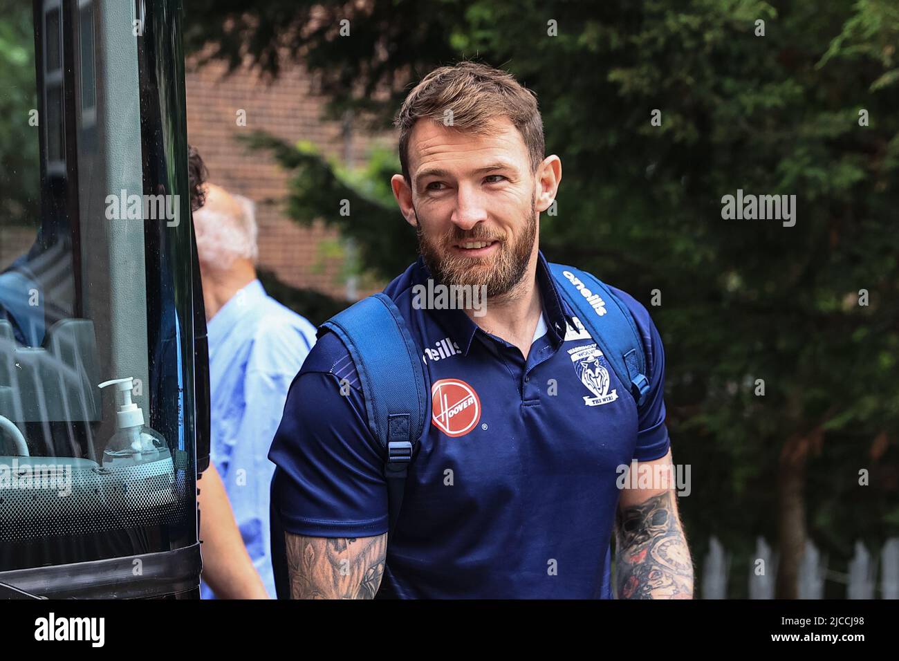 Wakefield, Großbritannien. 12.. Juni 2022. Daryl Clark #9 von Warrington Wolves kommt am 6/12/2022 im Be Well Support Stadium in Wakefield, Großbritannien, an. (Foto von Mark Cosgrove/News Images/Sipa USA) Quelle: SIPA USA/Alamy Live News Stockfoto