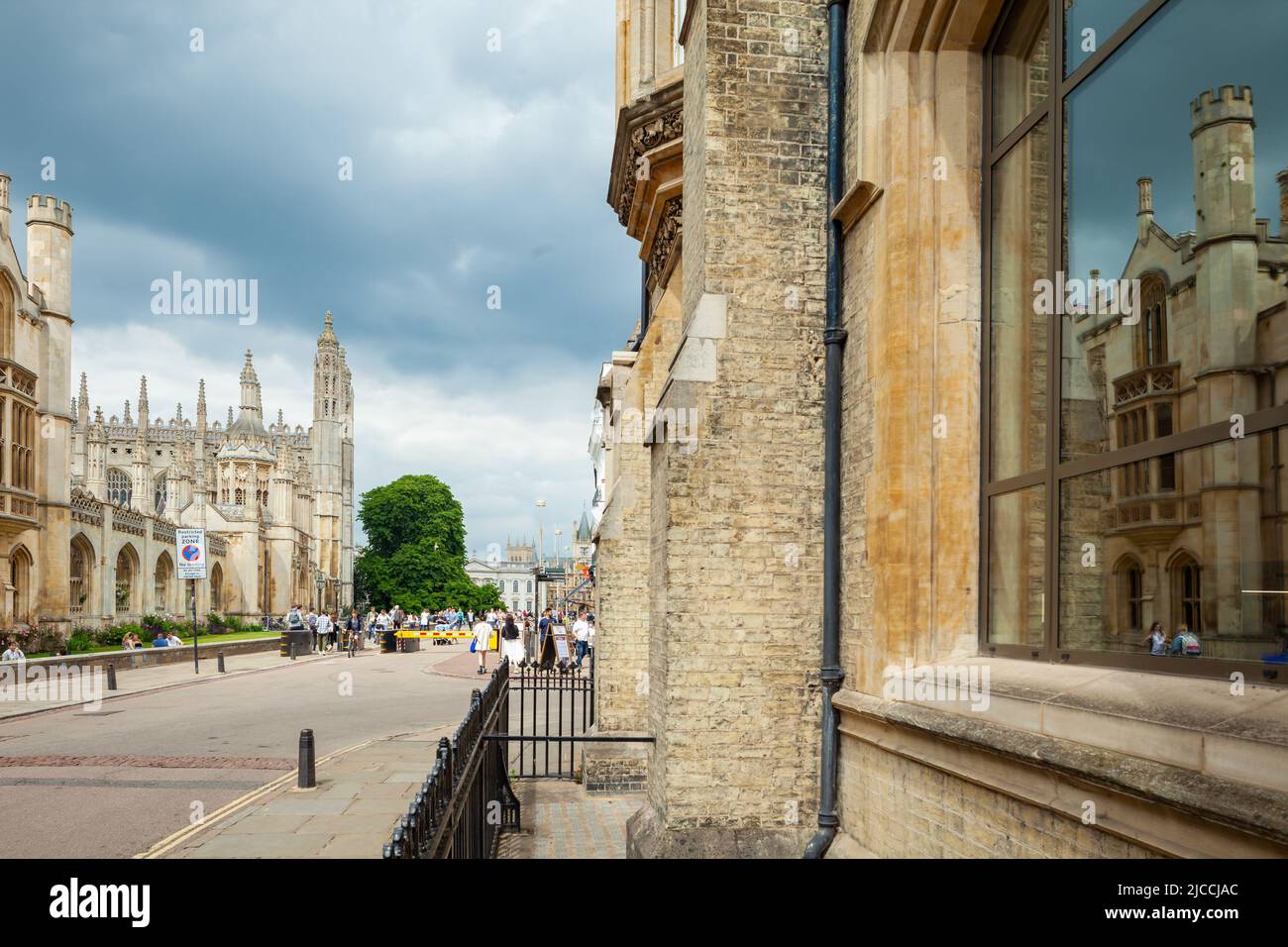 Frühlingsnachmittag bei der King's Parade im Stadtzentrum von Cambridge, England. Stockfoto