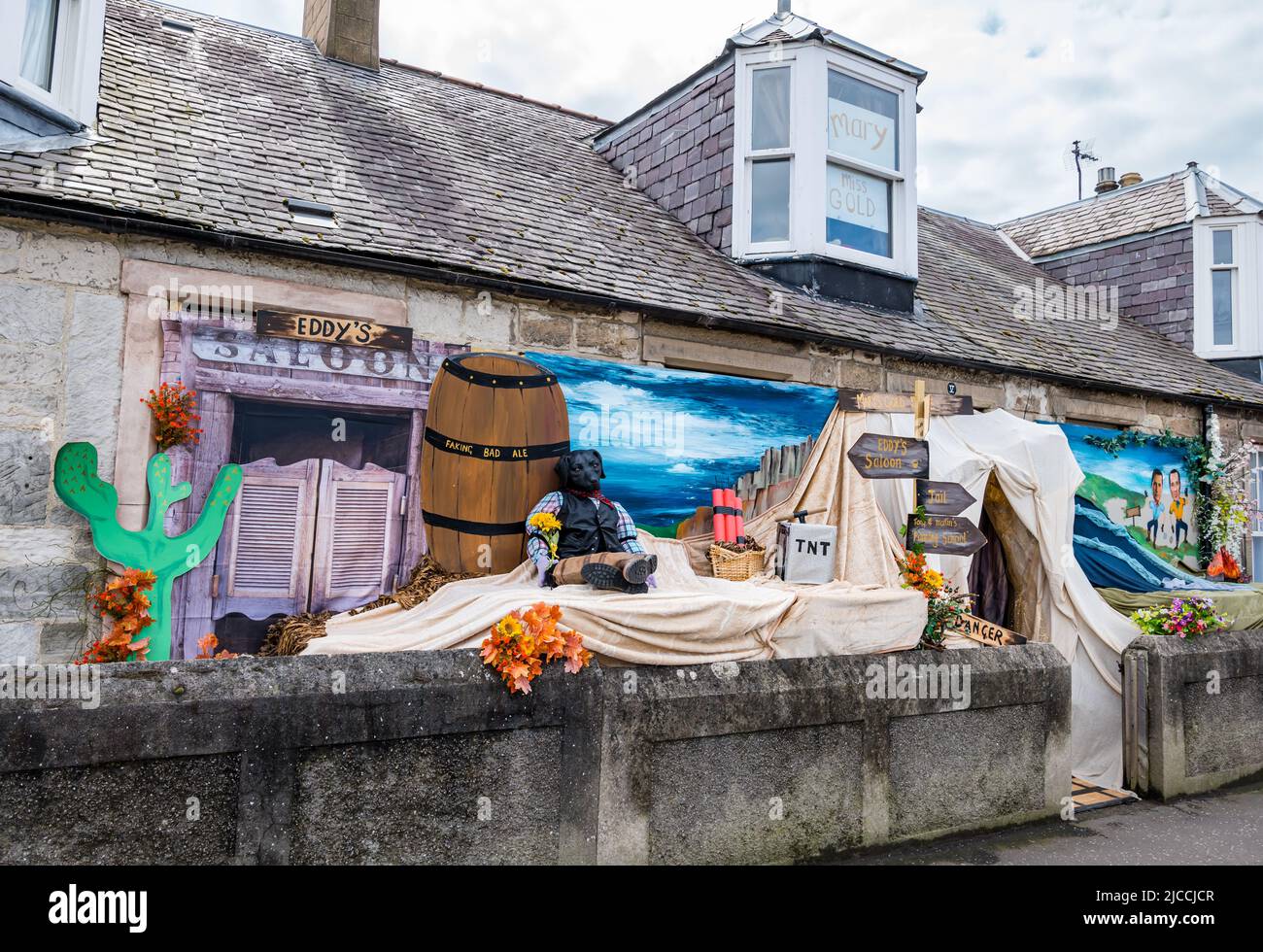 Skurrile Scherzdekorationen, die eine Goldmine im Wilden Westen mit TNT-Sprengstoff an der Vorderseite des Hauses für den Galatag darstellen, Prestonpans, East Lothian, Schottland, Großbritannien Stockfoto