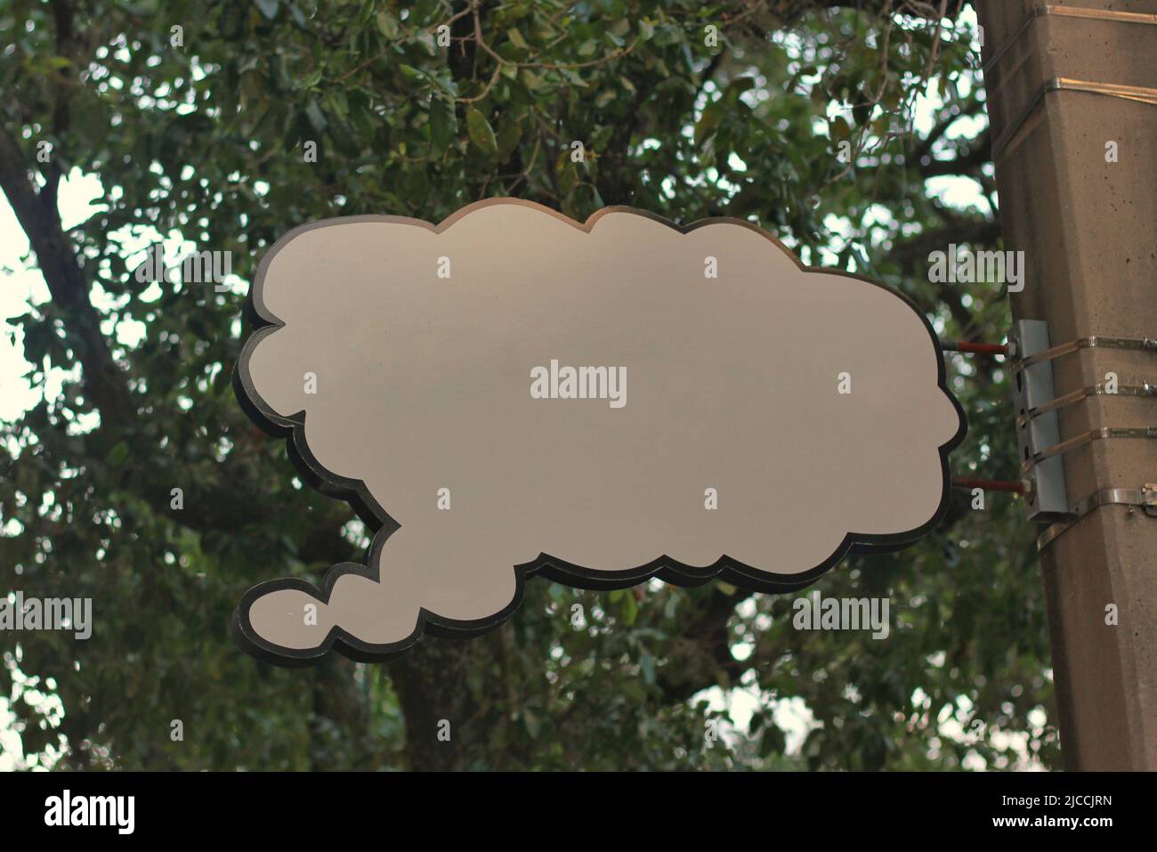 Eine leere Cartoon-Blase, die in den üppigen Bäumen hängt. Stockfoto